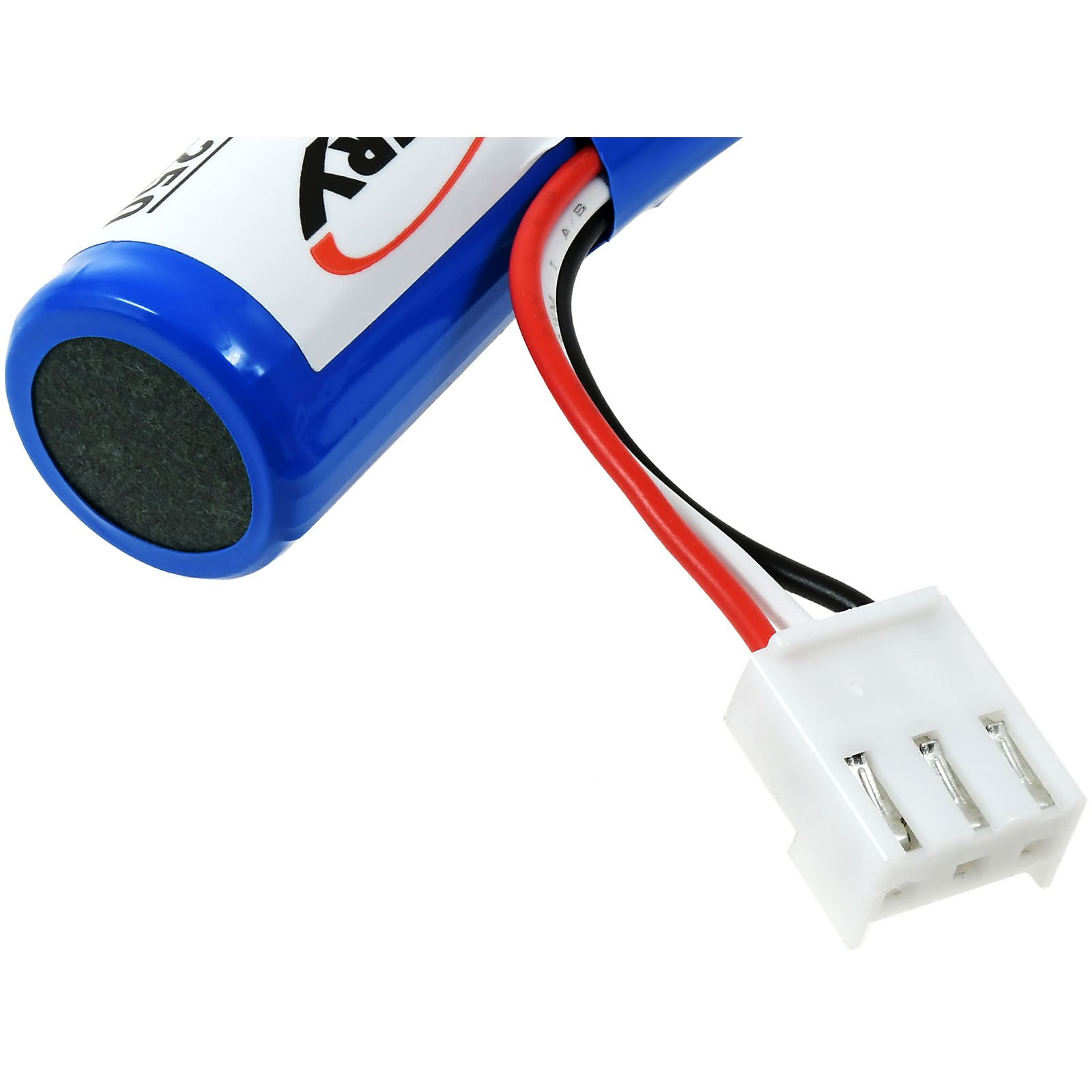 Nahaufnahme einer blauen zylindrischen Batterie mit roten, schwarzen und weißen Drähten, die an einen weißen Stecker angeschlossen sind.