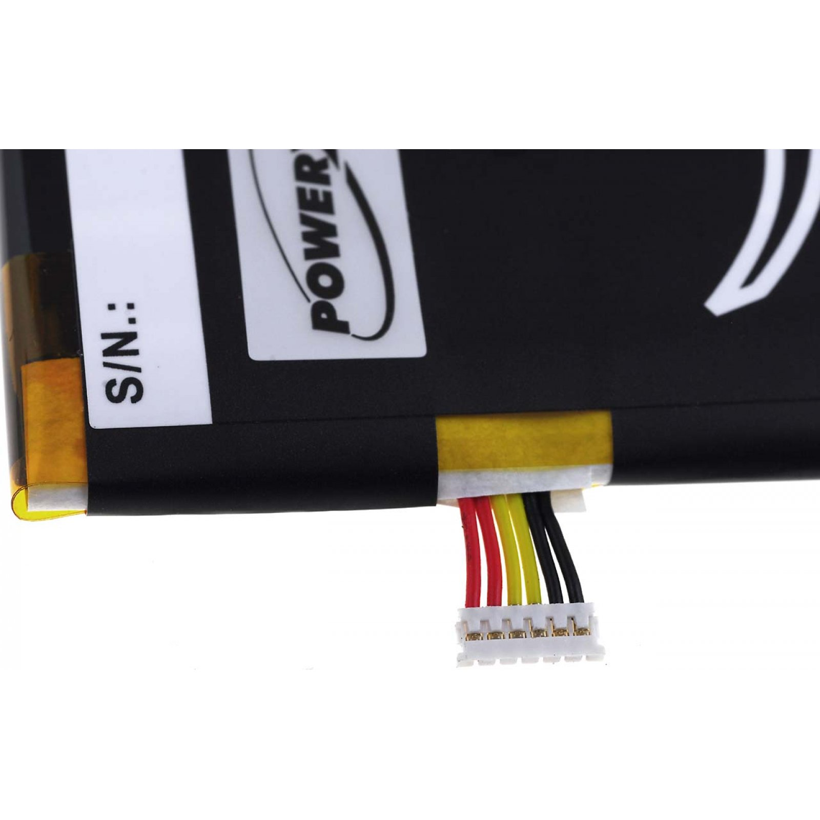 Primer plano de una batería, con cables y un conector. La batería es negra con una etiqueta.