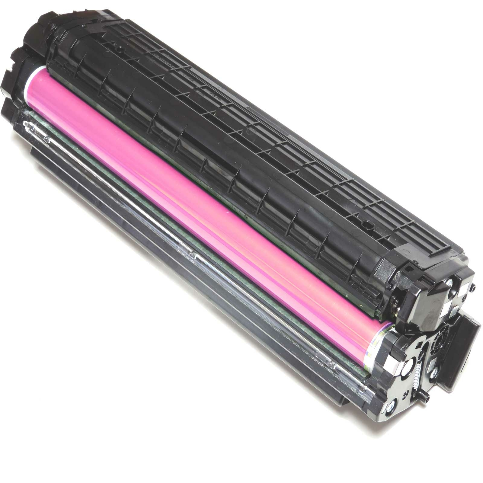 Schwarze und pinkfarbene Tonerkartusche. Sie hat eine lange pinkfarbene Walze und ein schwarzes Gehäuse. Sie liegt auf weißem Grund.