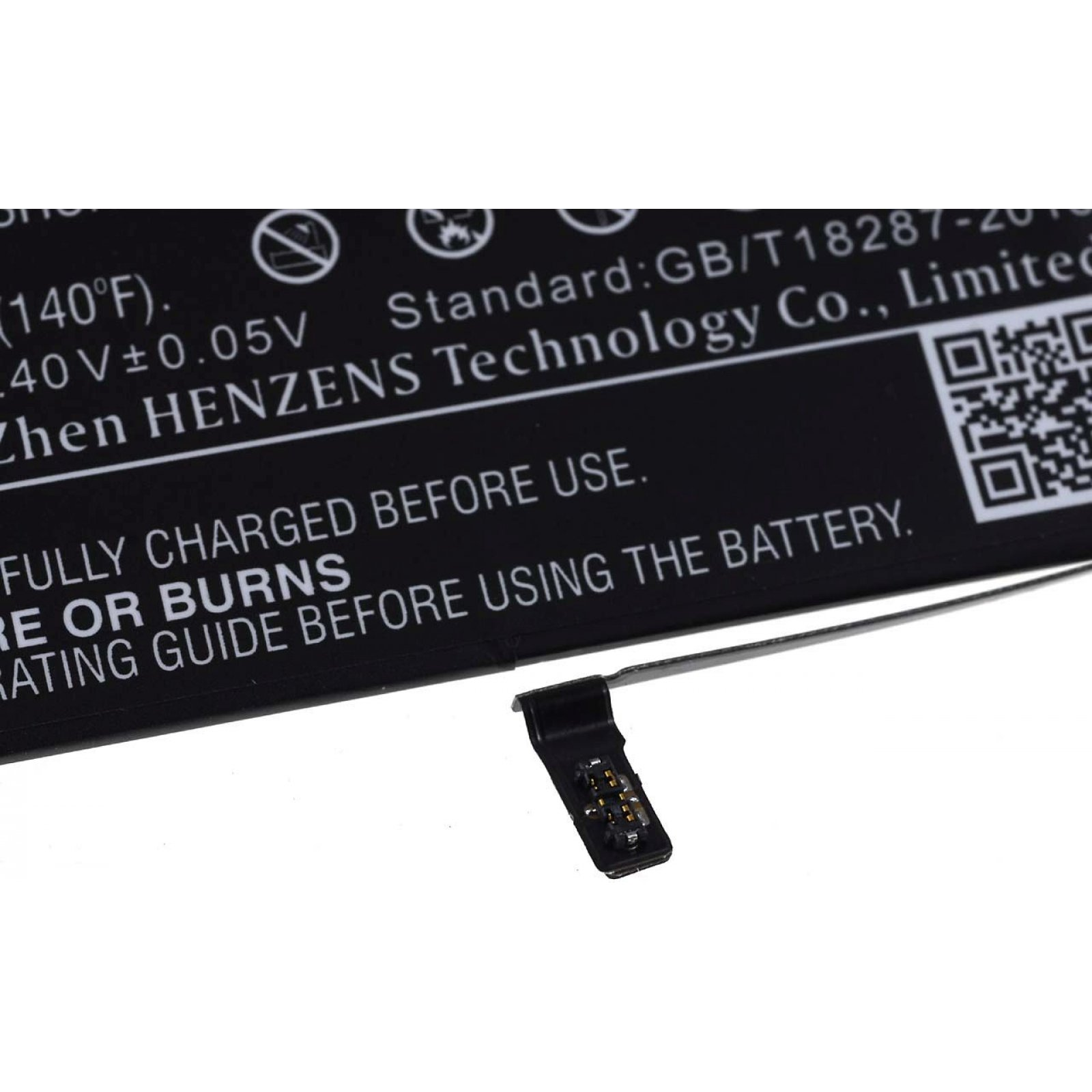 Nahaufnahme einer Batterie mit Text und Symbolen.