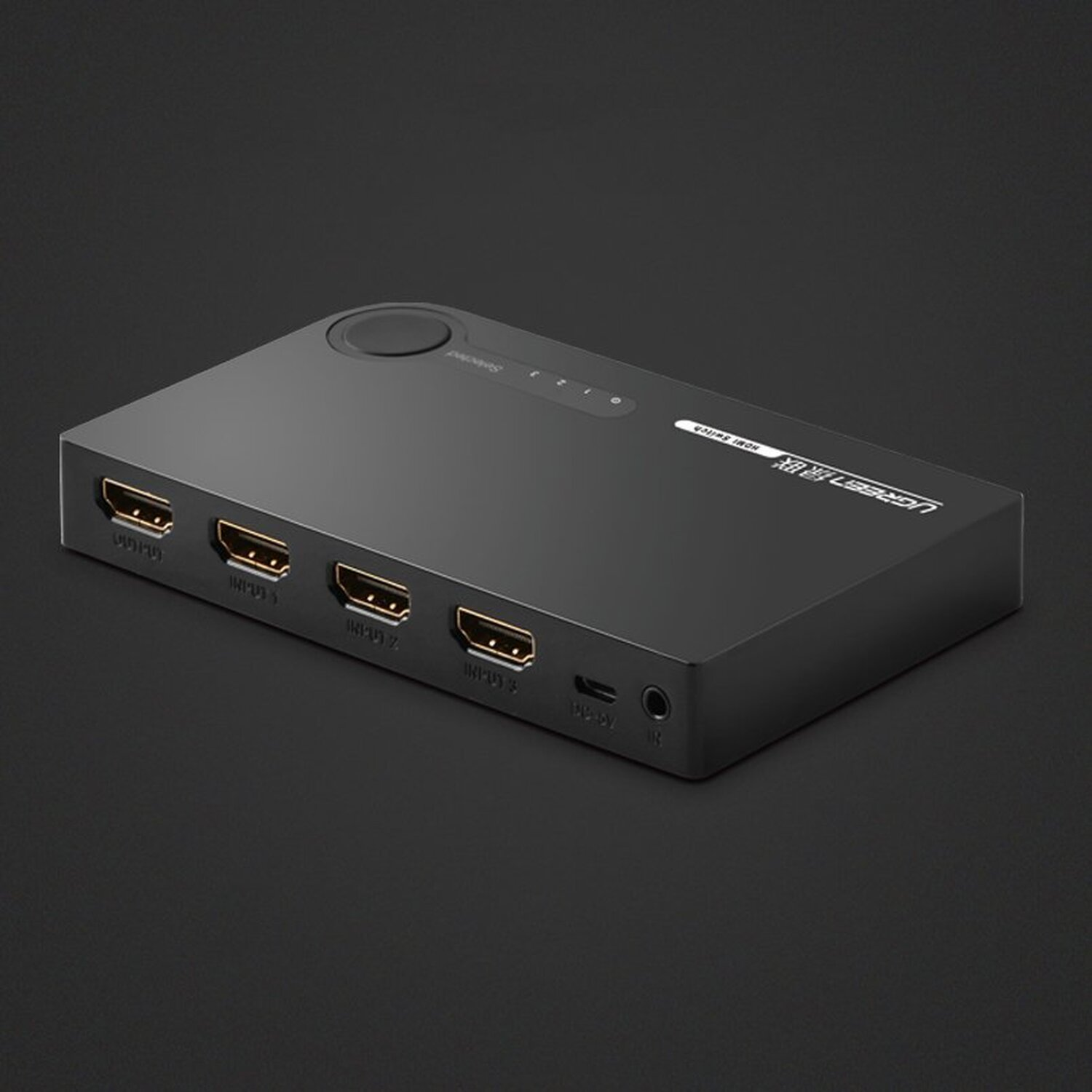 Schwarzer HDMI-Switch mit 4 Eingängen, beschriftet. Er hat einen Stromanschluss und eine Taste.