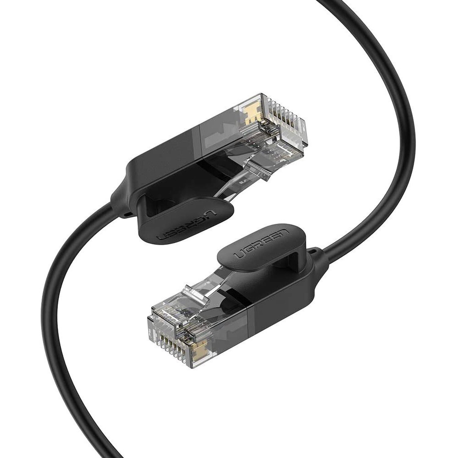 Zwei schwarze Ethernet-Kabel mit transparenten Steckern, gekrümmt vor weißem Hintergrund.