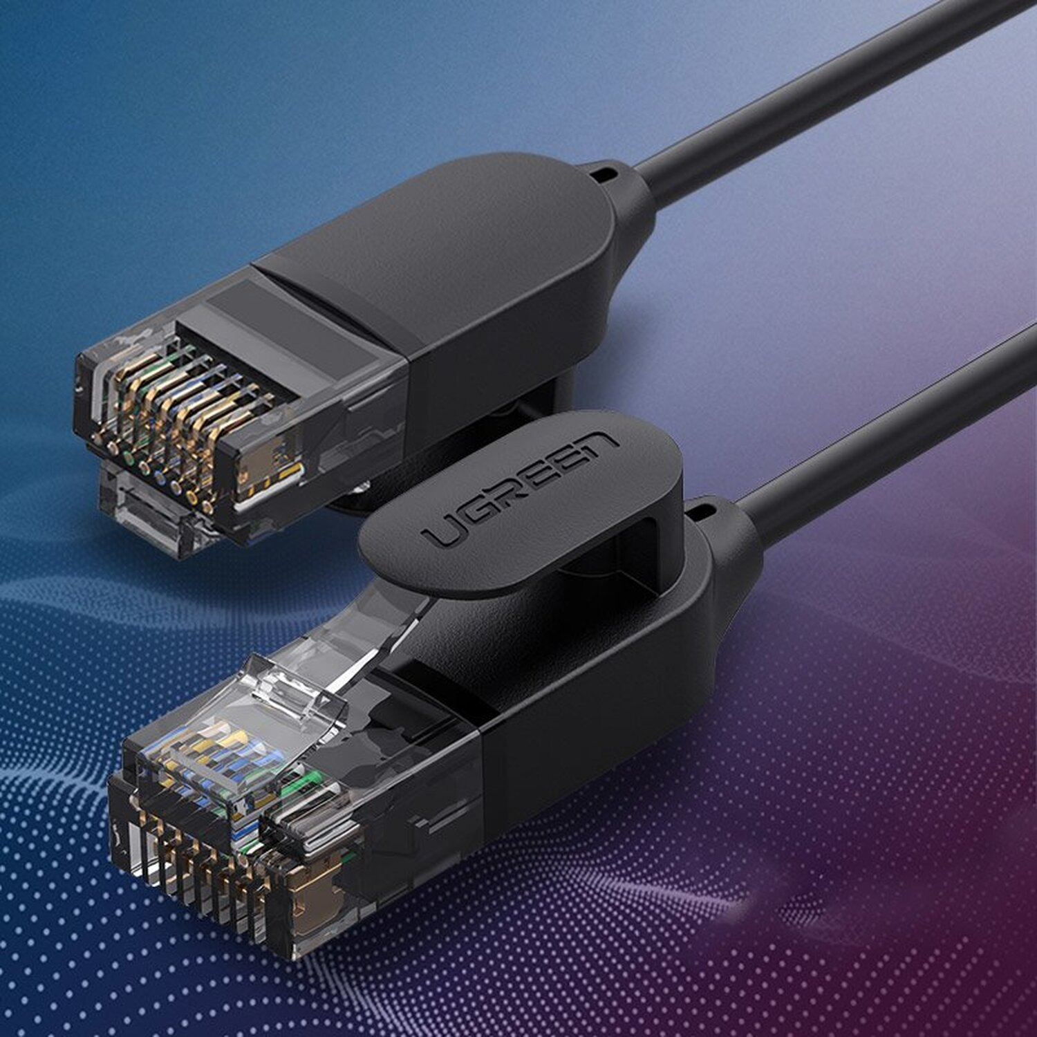 Zwei schwarze Ethernet-Kabel mit Steckern. UGREEN-Logo sichtbar. Blau-violetter Hintergrund.