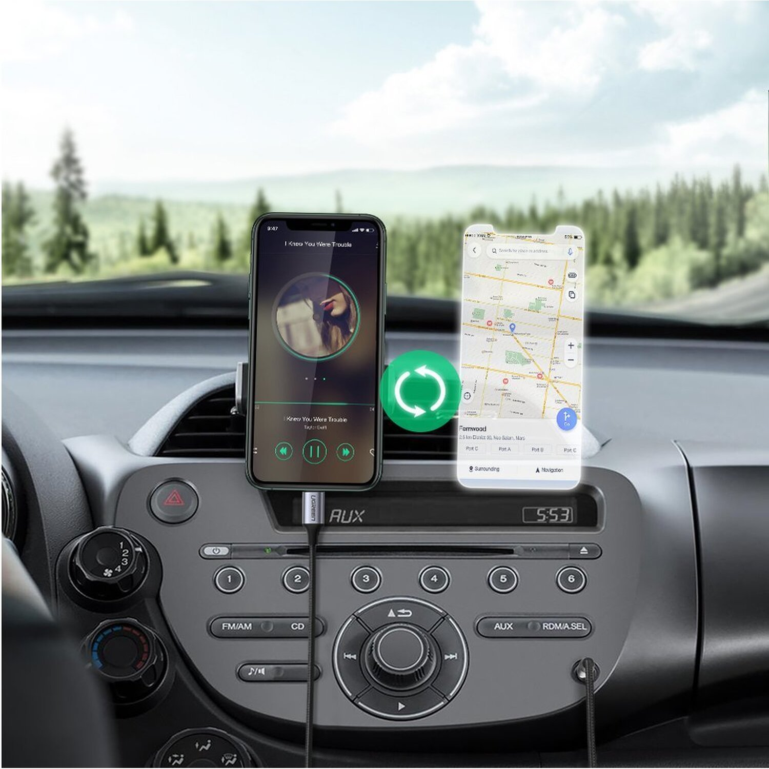 Zwei Smartphones in einem Auto. Eines zeigt eine Musik-App, das andere eine Karten-App. Im Hintergrund befindet sich ein Autoradio.