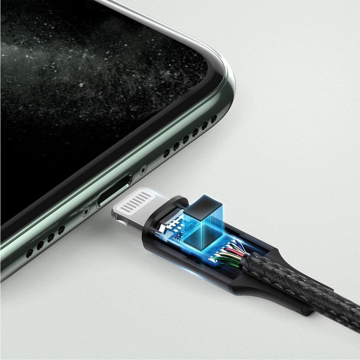 Nahaufnahme eines Telefons, das mit einem Ladekabel verbunden ist, mit sichtbarem Lightning-Anschluss.