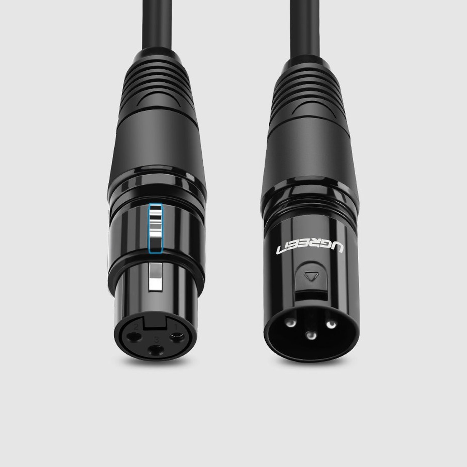 Zwei schwarze XLR-Stecker für Audiogeräte.