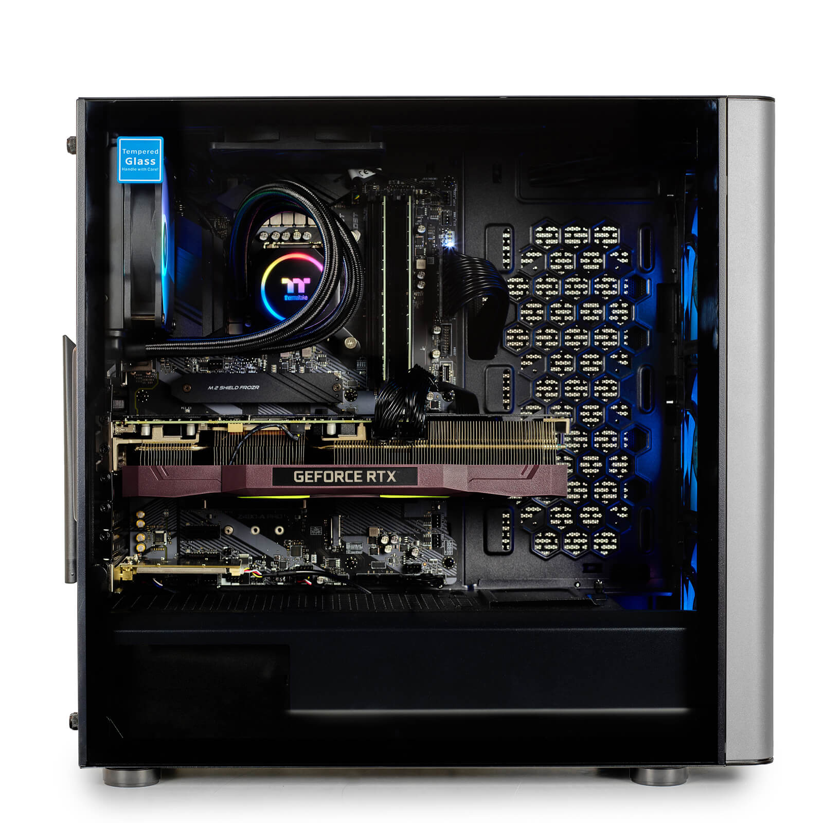Inneres eines Computergehäuses mit Komponenten: CPU-Kühler, GPU, Mainboard und Lüfter.