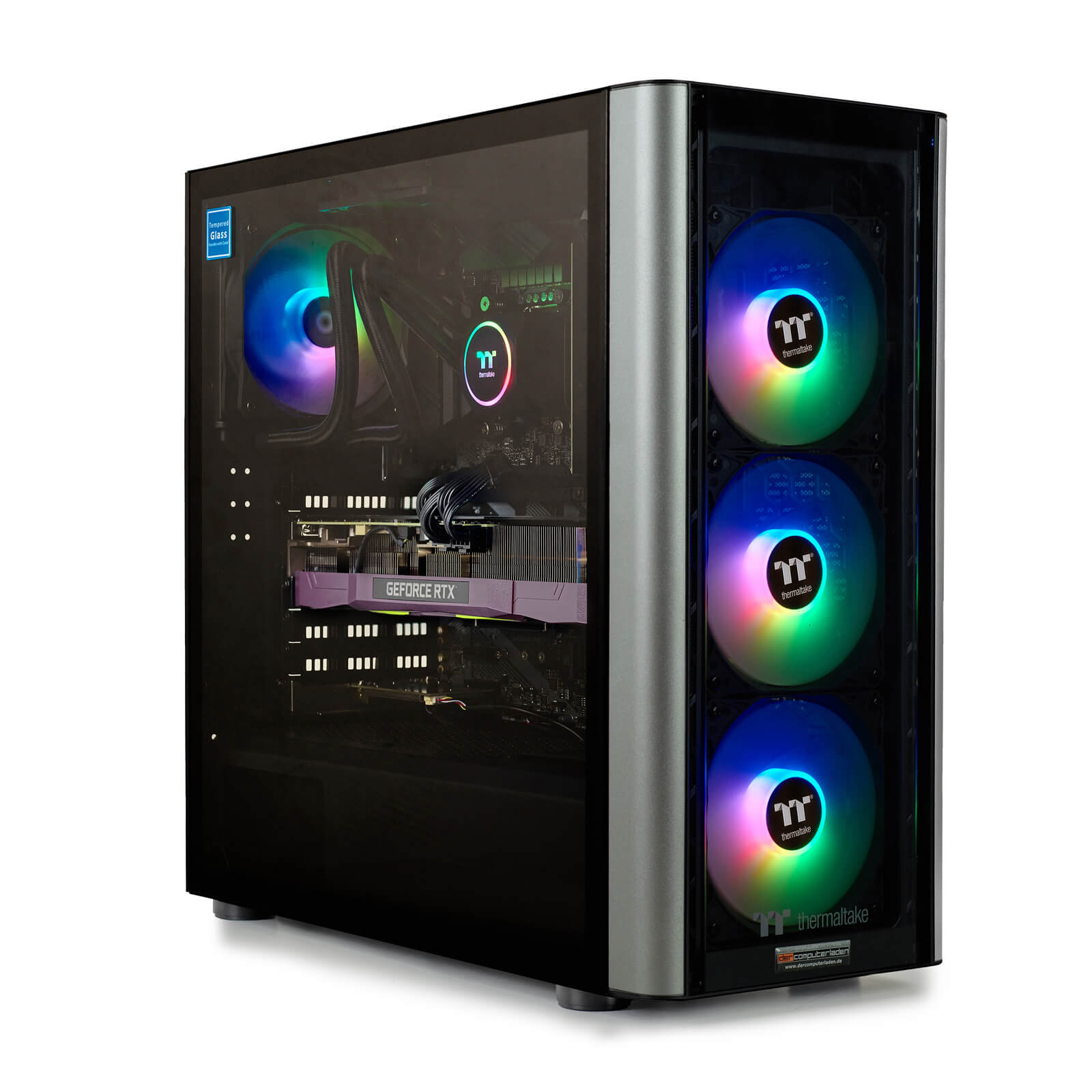 Ein schwarzes Computergehäuse mit Glasseitenwand, internen Komponenten und drei RGB-Lüftern.