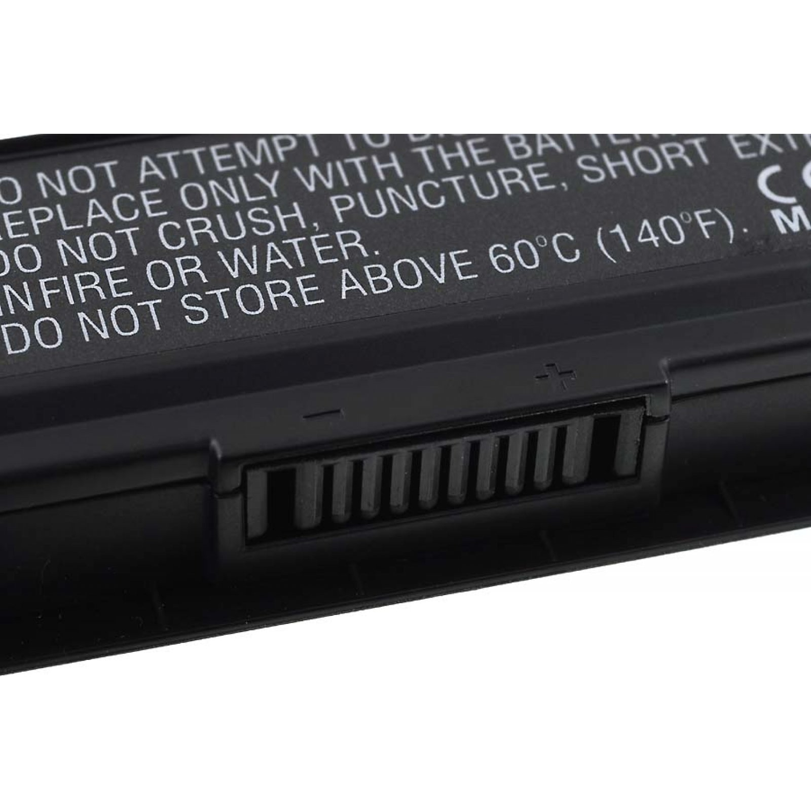 Primer plano de un conector de batería de laptop negro. Fondo blanco.