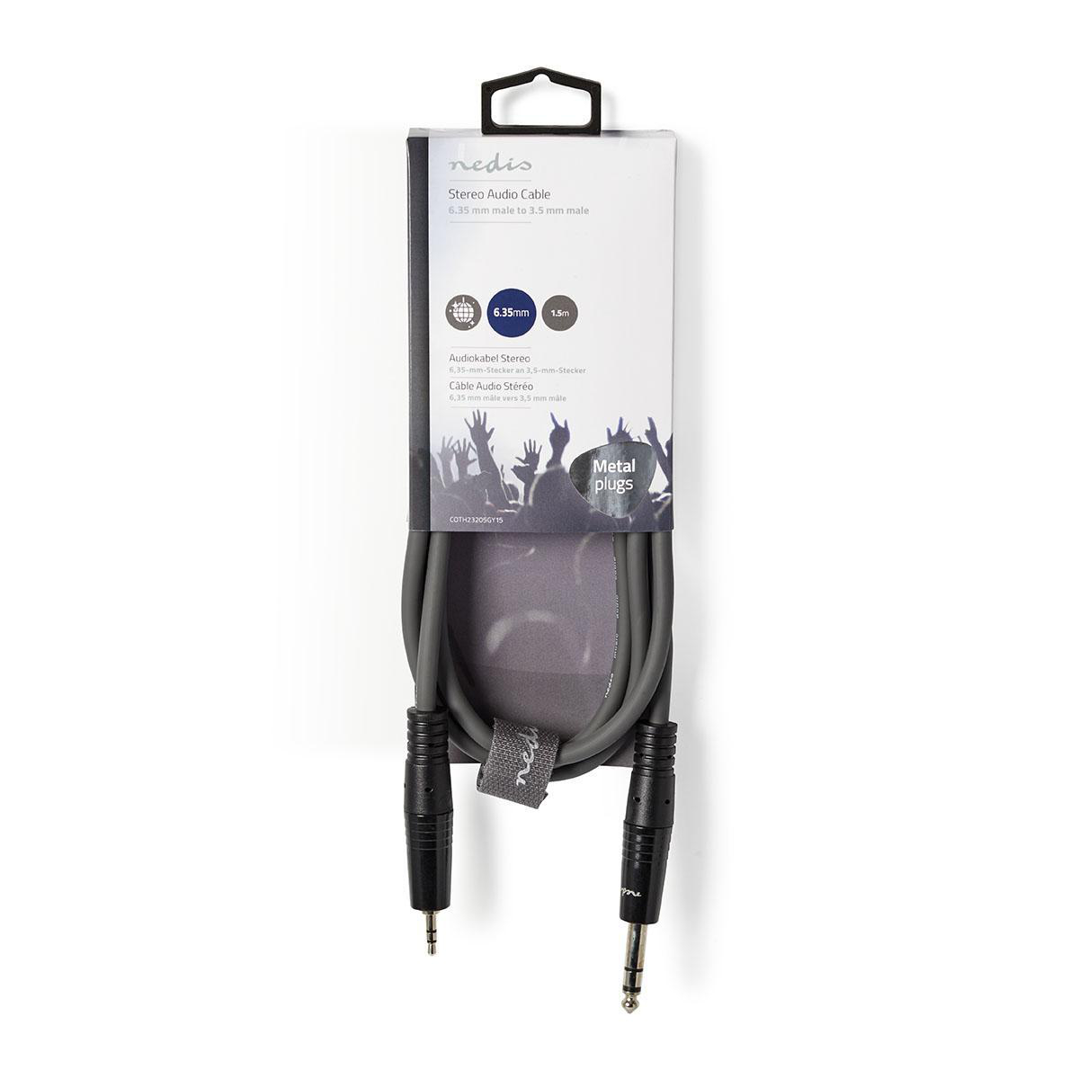 Audiokabel met metalen stekkers in een verpakking. De verpakking heeft een zwarte haak.