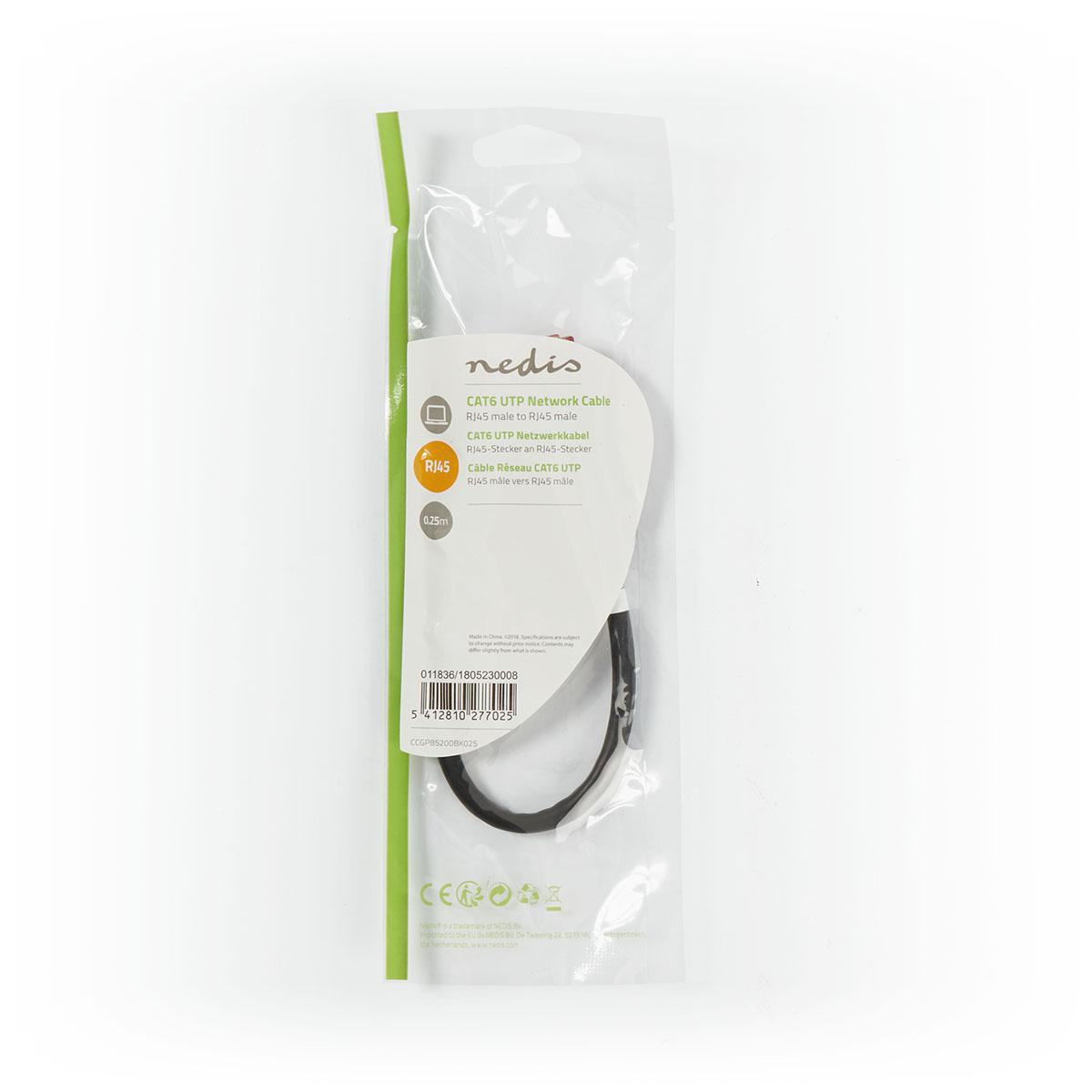 Cavo di rete CAT6 UTP in sacchetto di plastica trasparente, sfondo bianco.