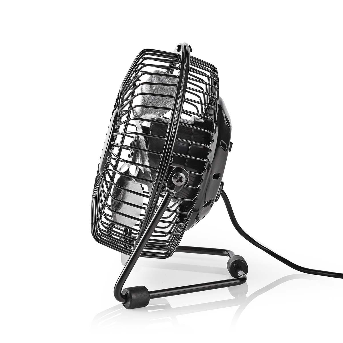 Ein schwarzer Schreibtischventilator im Retro-Stil mit Metallgitter und Ständer steht auf weißem Untergrund.