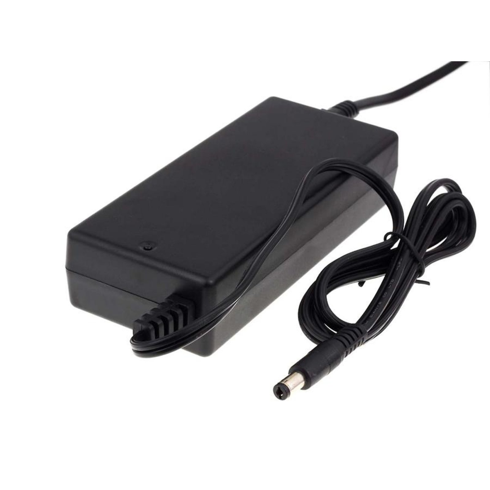 Fuente de alimentación negra con cable de alimentación negro y conector CC, sobre superficie blanca.