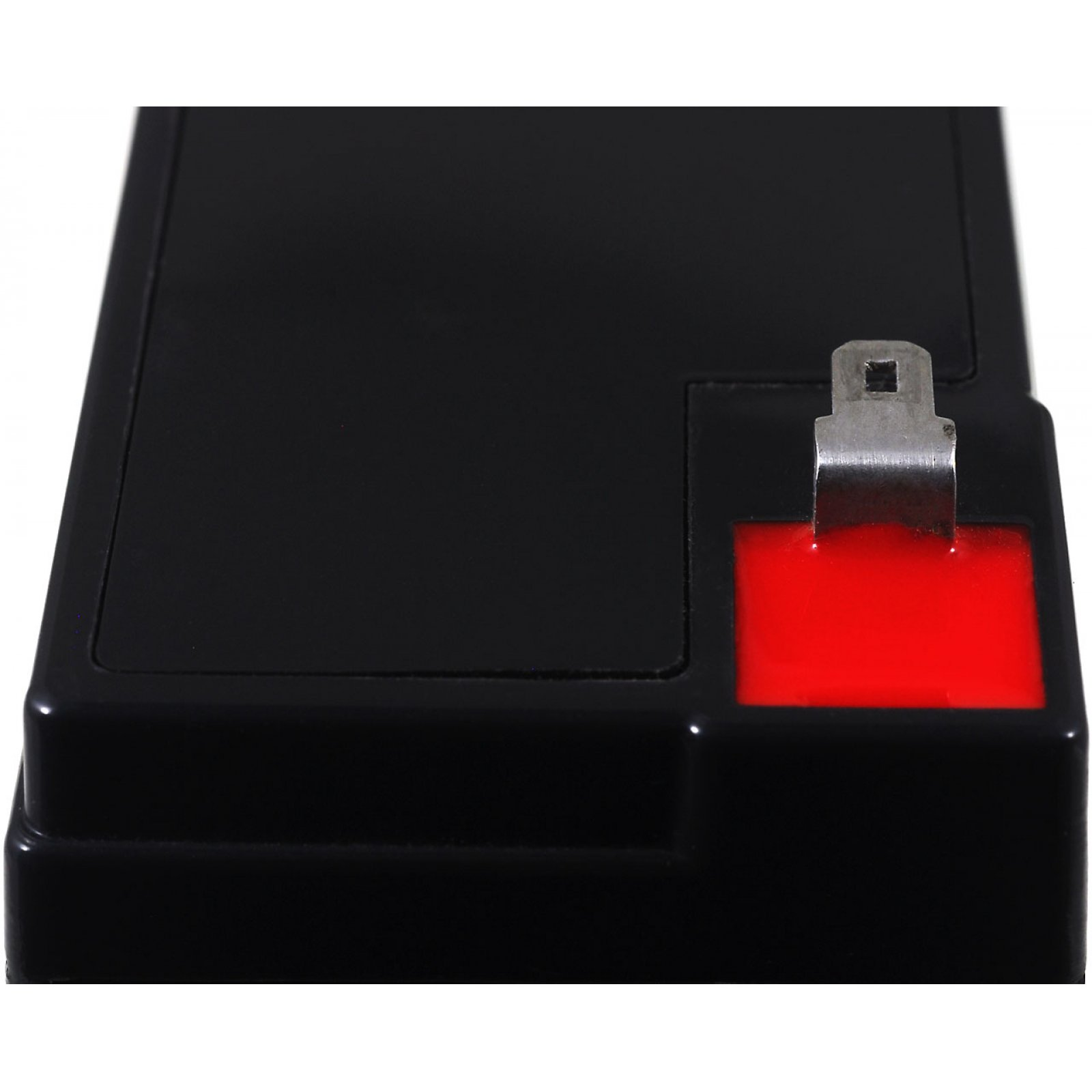 Batería rectangular negra con un cuadrado rojo y un conector plateado. Fondo negro.
