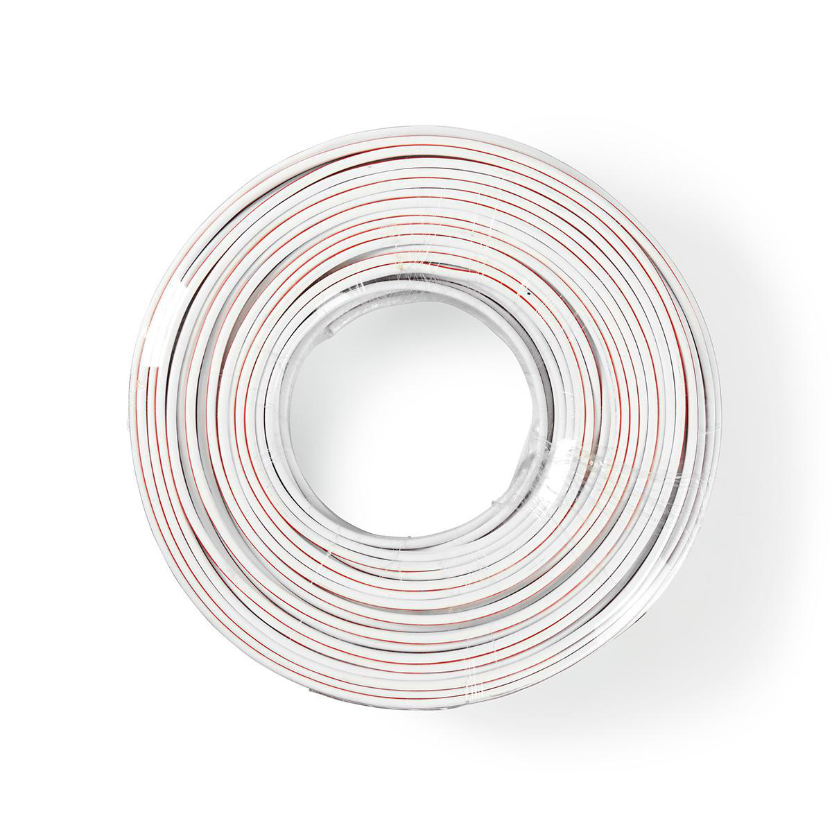 Aufgerolltes weißes Kabel mit roten Streifen, in transparentem Kunststoff verpackt. Weißer Hintergrund.