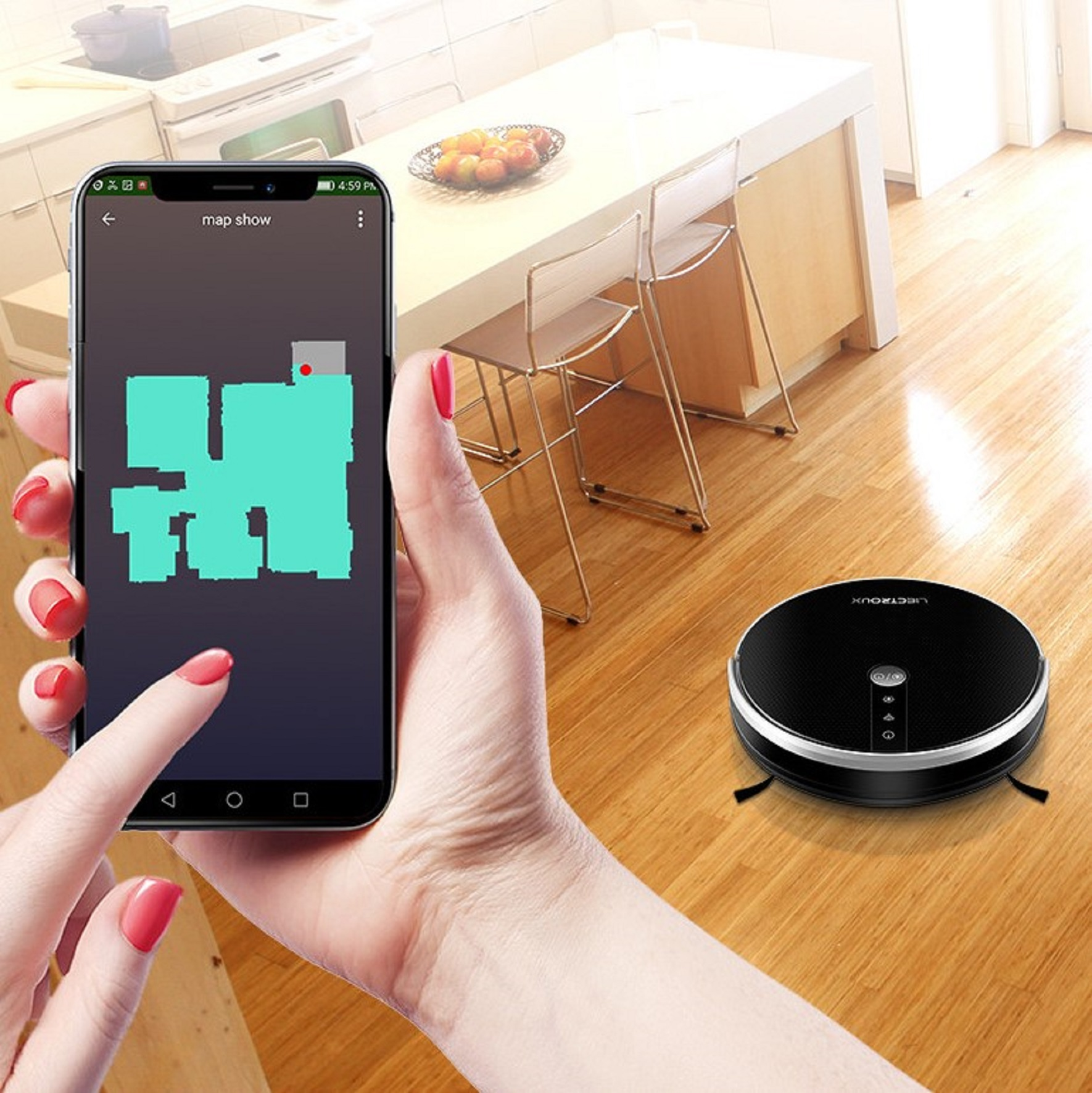 Eine Person benutzt ein Telefon, um eine Karte zu zeigen, mit einem Roboter-Staubsauger auf dem Boden.
