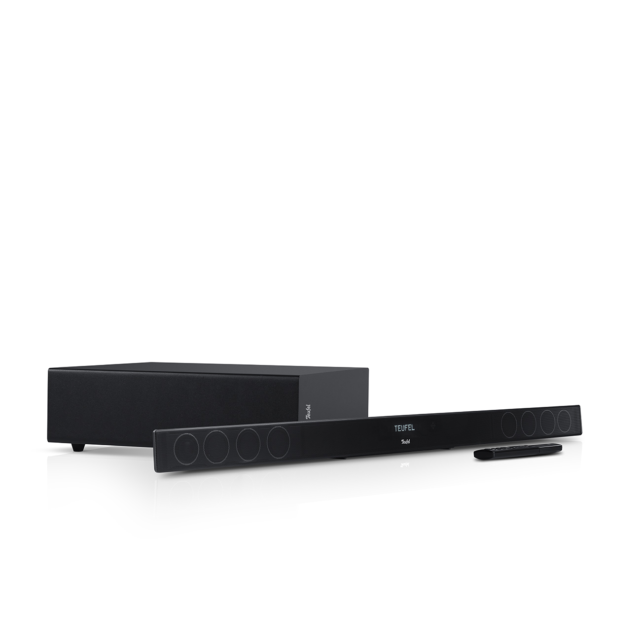 Zwarte soundbar met subwoofer en afstandsbediening op een witte ondergrond. Merk is Teufel.