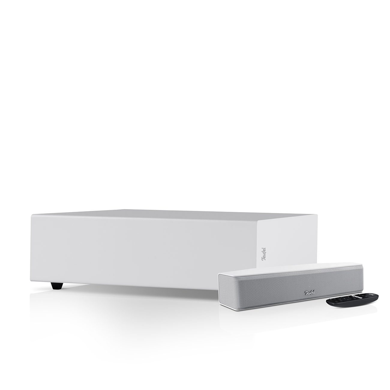 Ensemble barre de son et caisson de basses blancs. Télécommande à droite. Fond blanc.