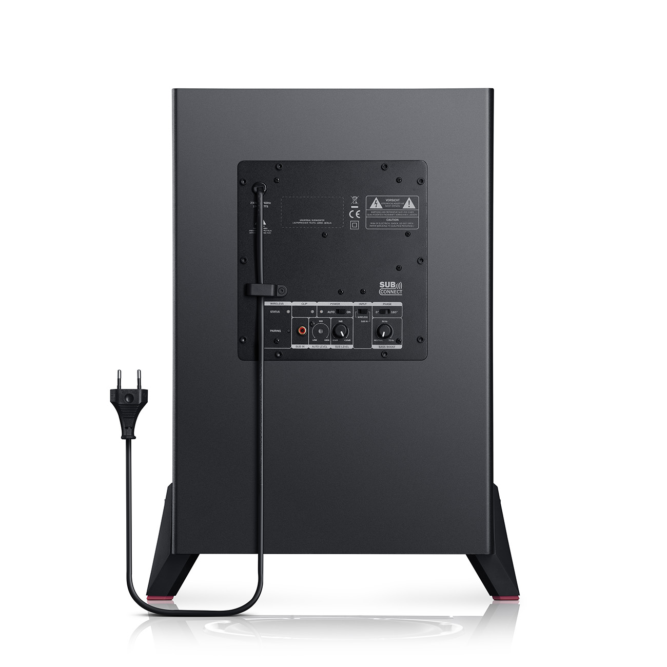 Schwarzer Subwoofer-Lautsprecher. Rückansicht mit Bedienelementen und Netzkabel. Rote Füße.
