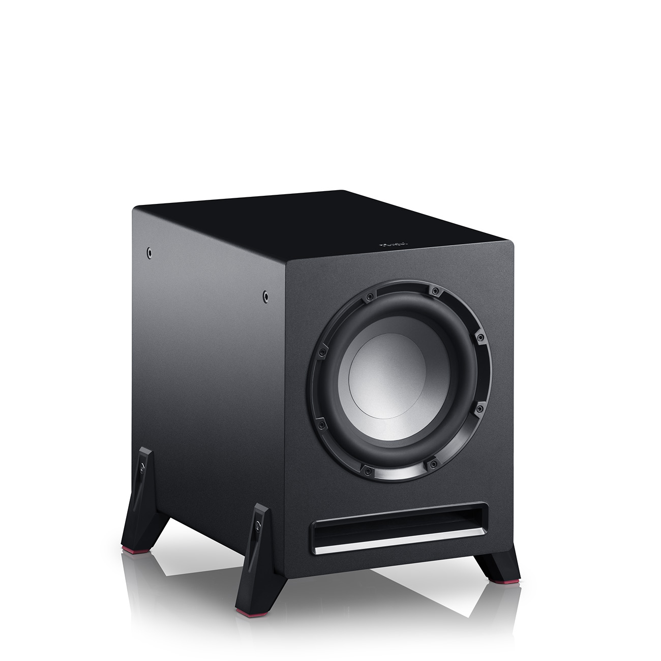 Schwarzer Subwoofer vor weißem Hintergrund. Die Front hat einen großen Lautsprecher und Füße.