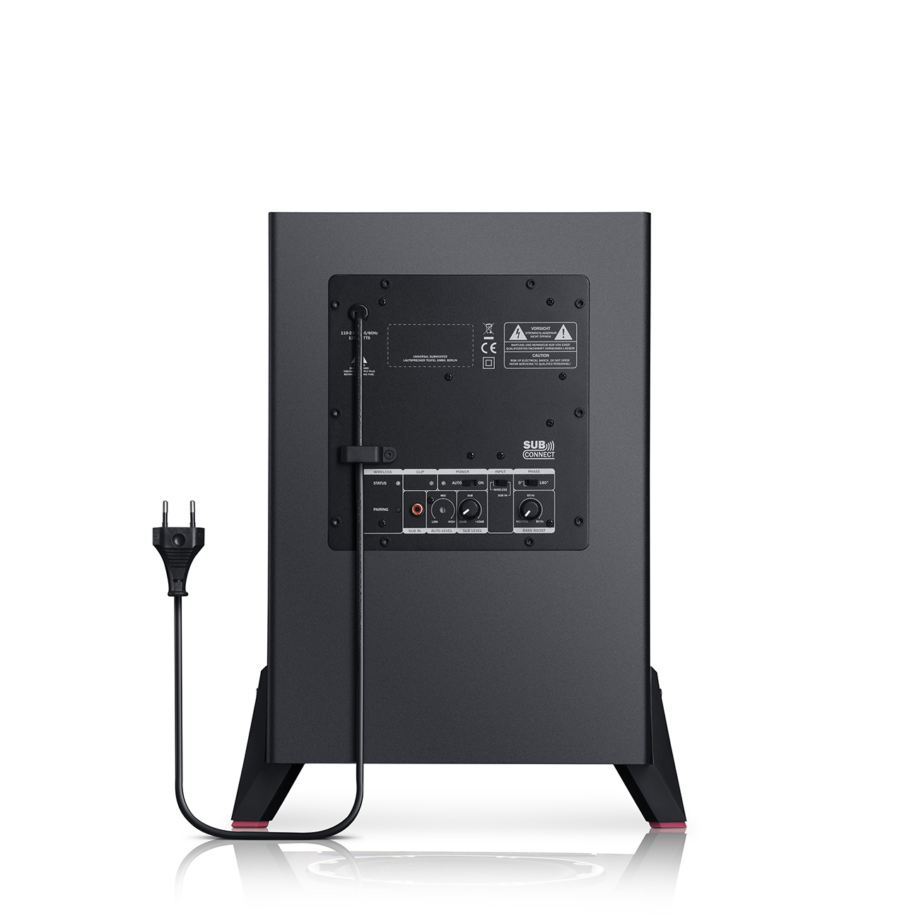 Schwarzer Subwoofer mit sichtbarer Rückwand, die Eingänge und Bedienelemente zeigt. Ein Netzkabel mit Stecker ist angebracht.