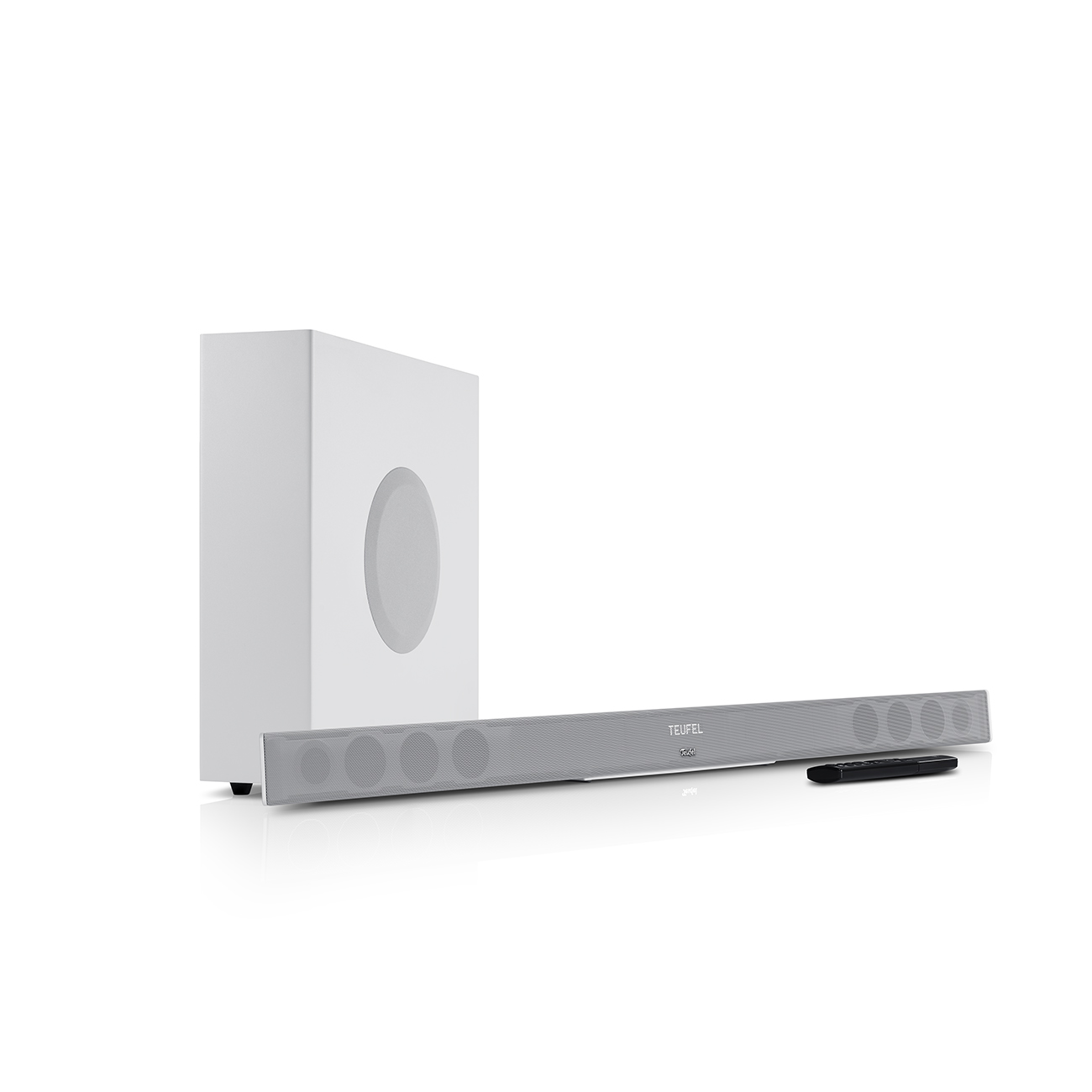 Weißer Subwoofer und eine silberne Soundbar mit dem Wort TEUFEL darauf. Alles vor weißem Hintergrund.