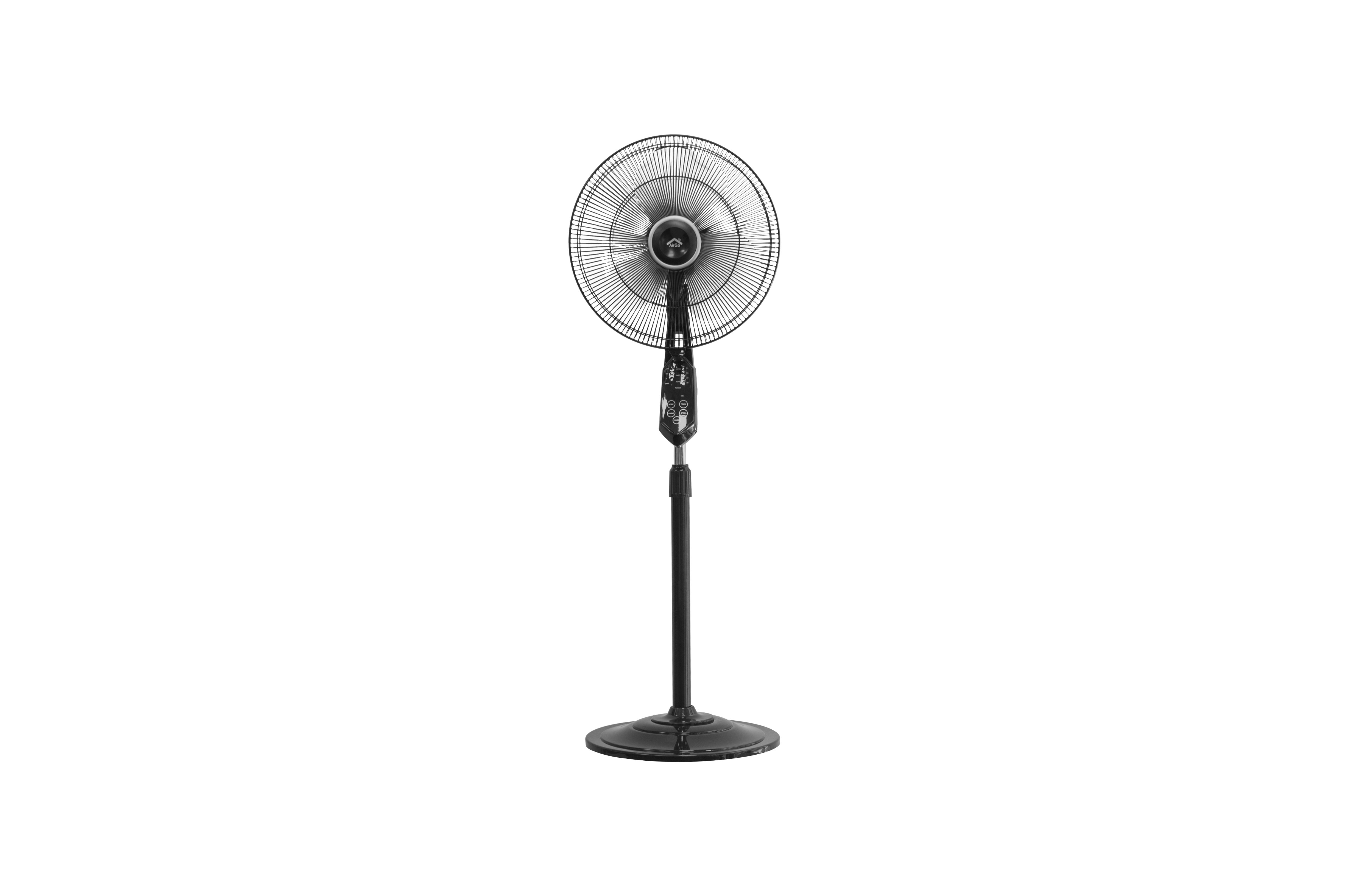 Schwarzer Standventilator. Er hat Rotorblätter und eine Netzabdeckung. Der Ventilator steht auf einem schwarzen Sockel.