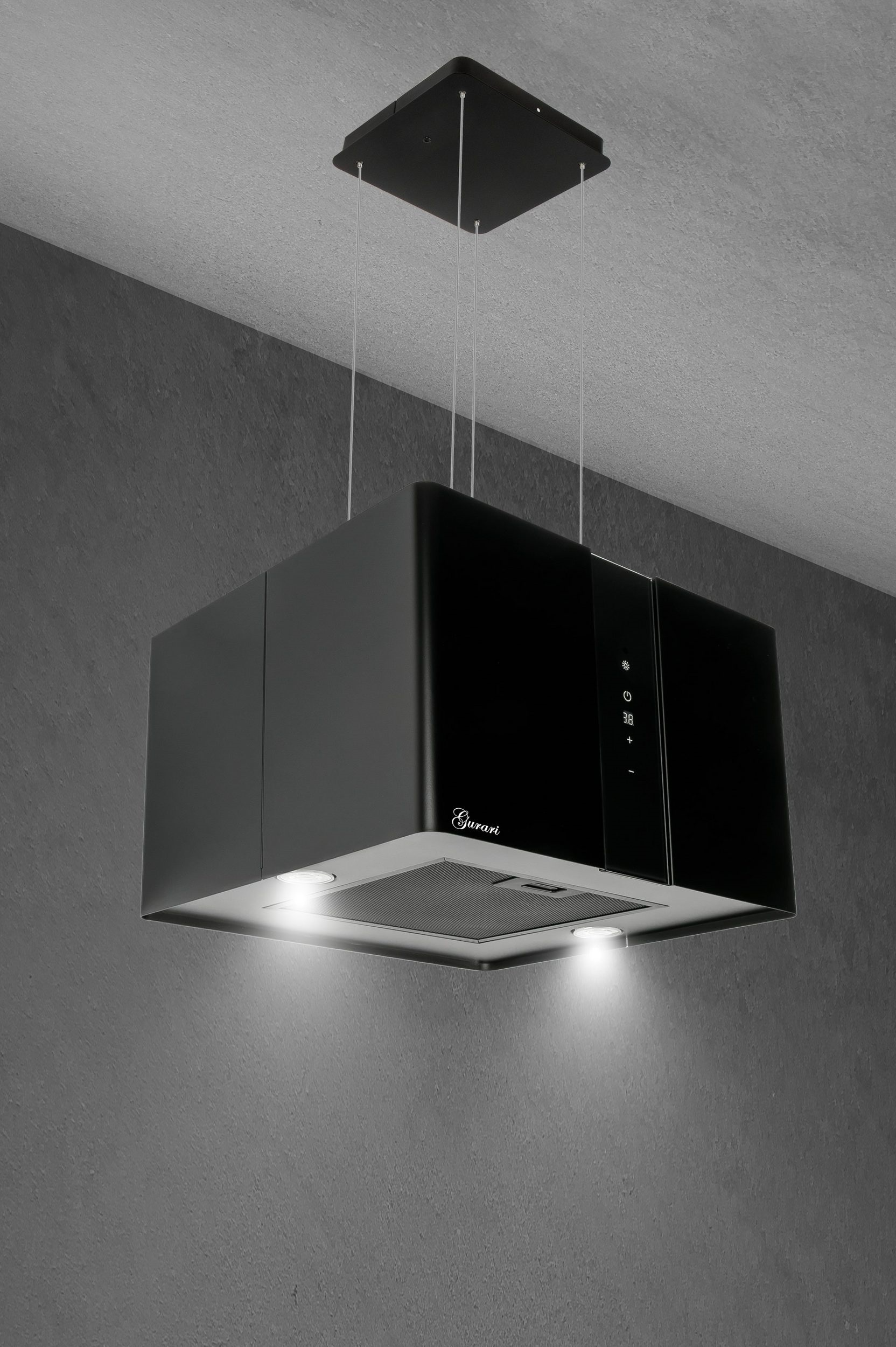 Schwarze Küchenhaube, von der Decke abgehängt, mit Lichtern und Bedienfeld.