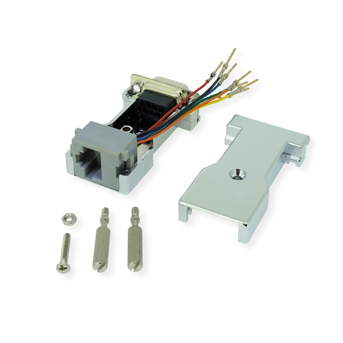 Verschiedene Computerteile, darunter ein Stecker, Schrauben und eine Metallabdeckung.