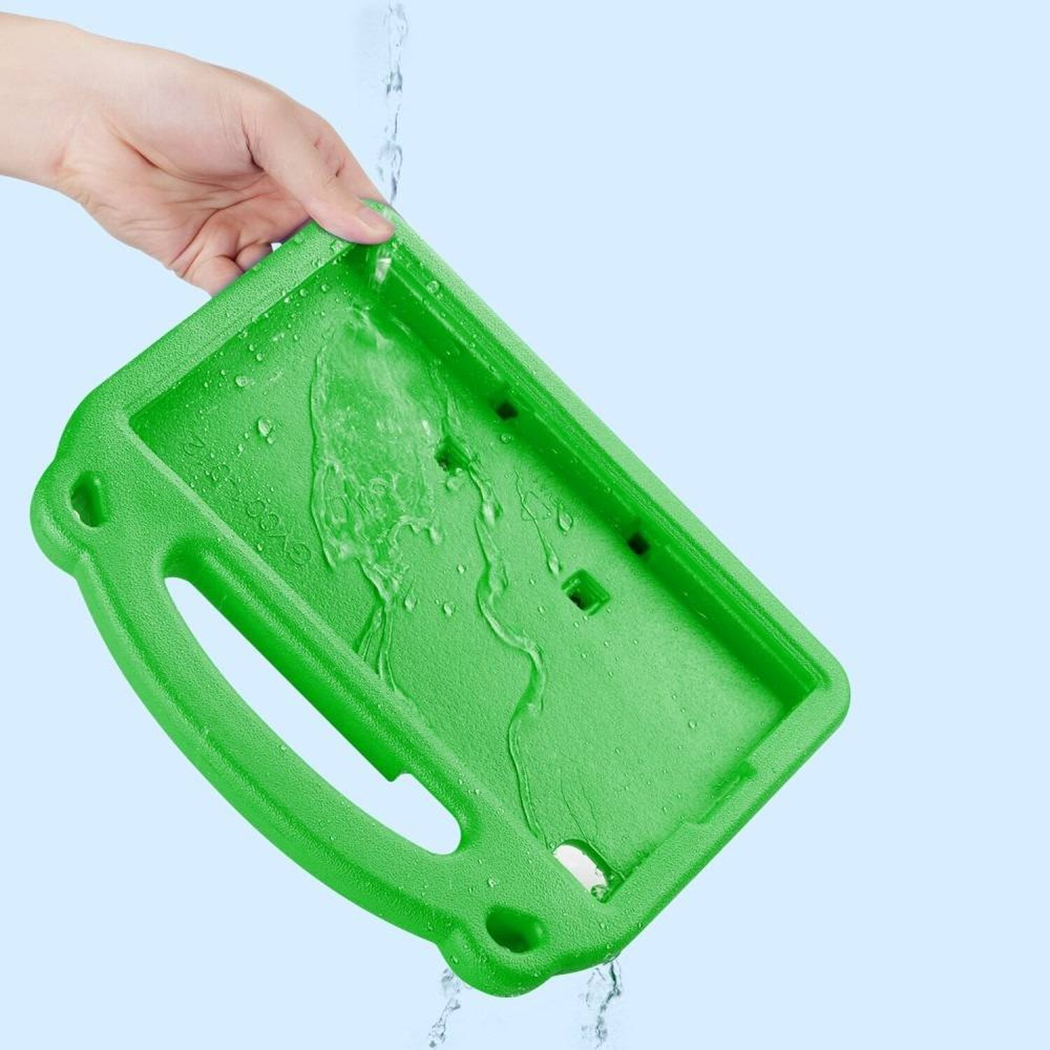 Grüne Tablet-Hülle wird unter Wasser gespült. Hand hält sie vor blauem Hintergrund.