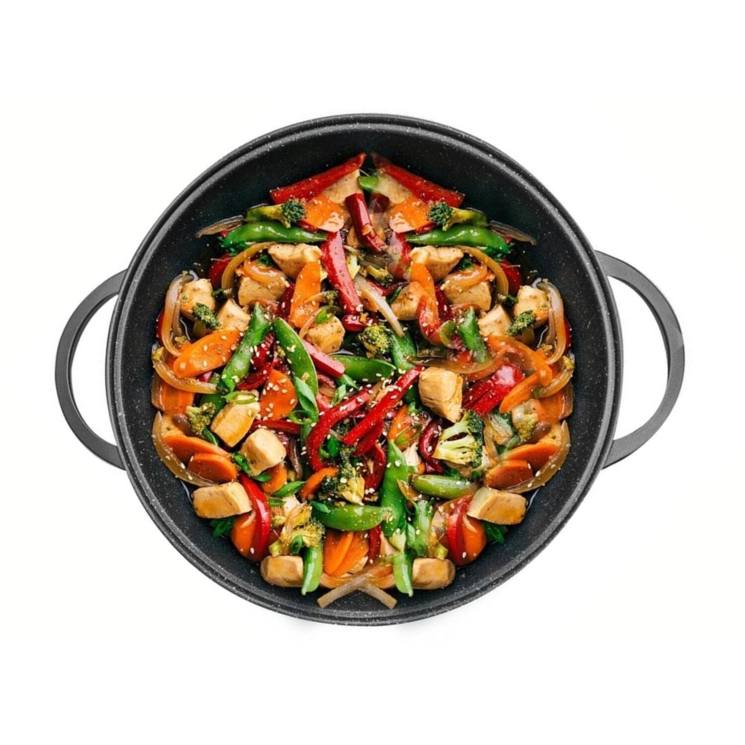 Eine schwarze Wok-Pfanne gefüllt mit gekochtem Essen. Gemüse, Fleisch und Soße sind sichtbar.