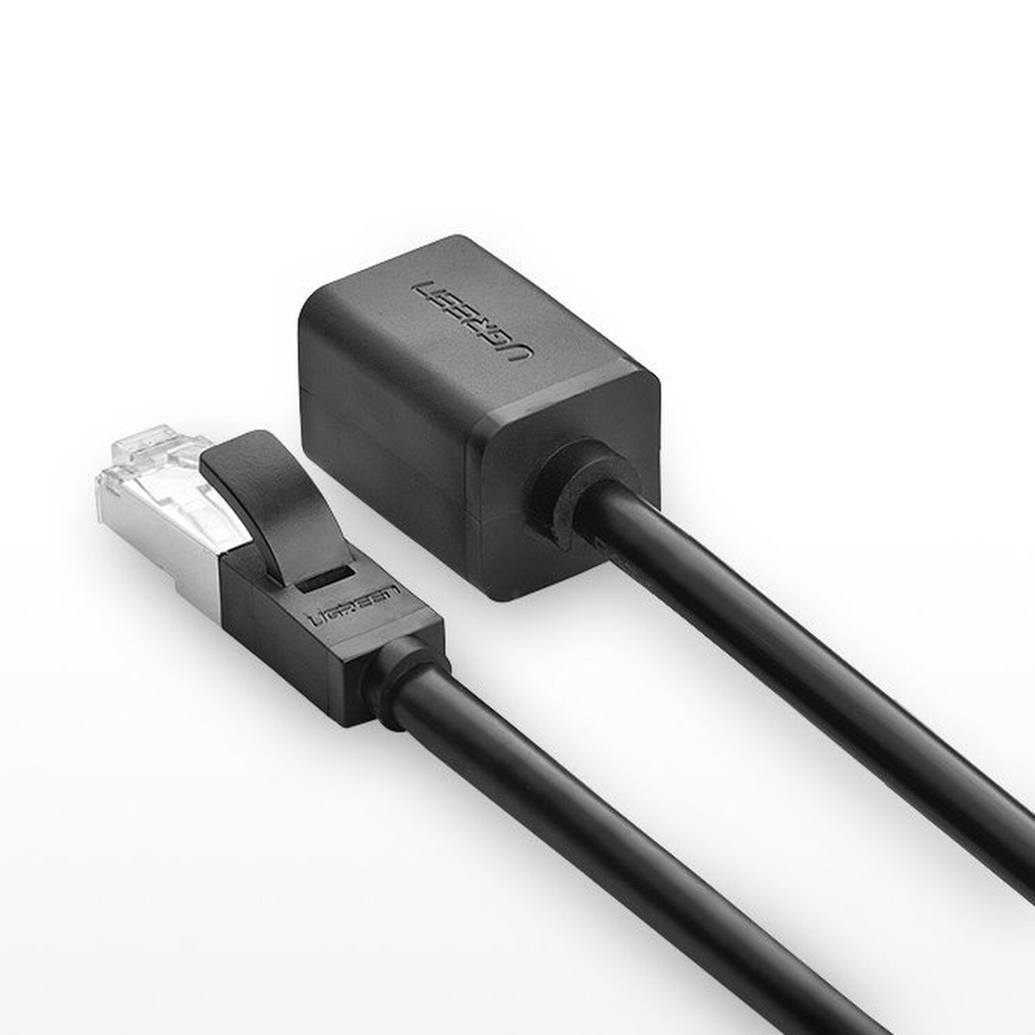 Czarny kabel złącza UGREEN. Białe tło. Ujęcie z bliska.