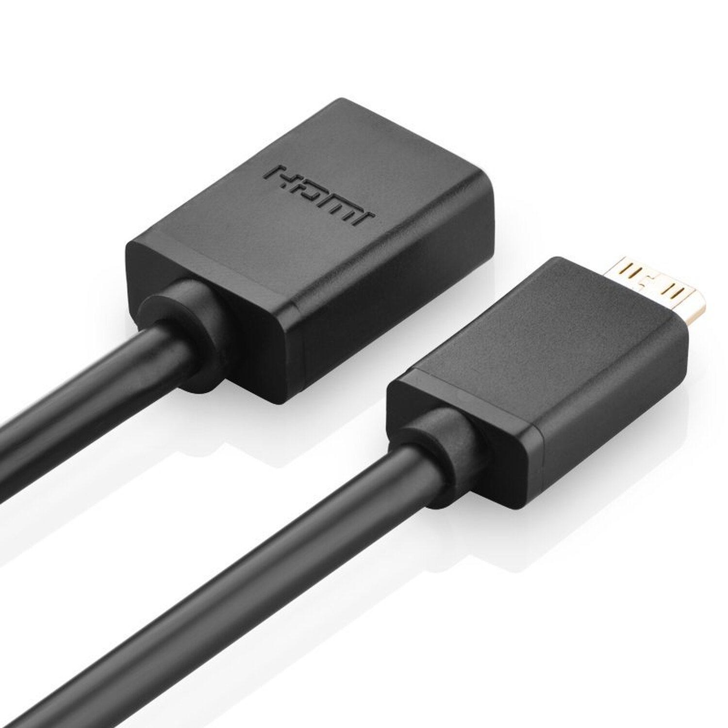 Czarny kabel HDMI. Zbliżenie, białe tło.