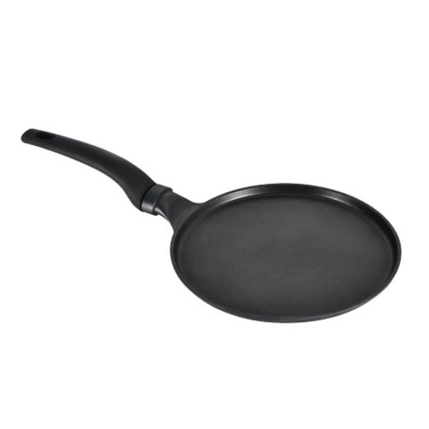Eine schwarze Crêpe-Pfanne mit langem Griff. Weißer Hintergrund.