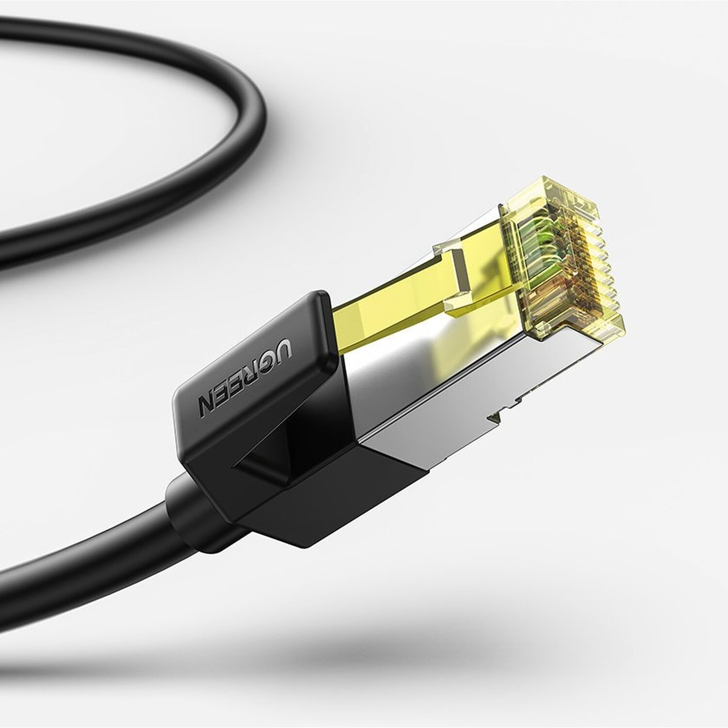 Schwarzes UGREEN Ethernet-Kabel mit gelbem Stecker. Weißer Hintergrund.