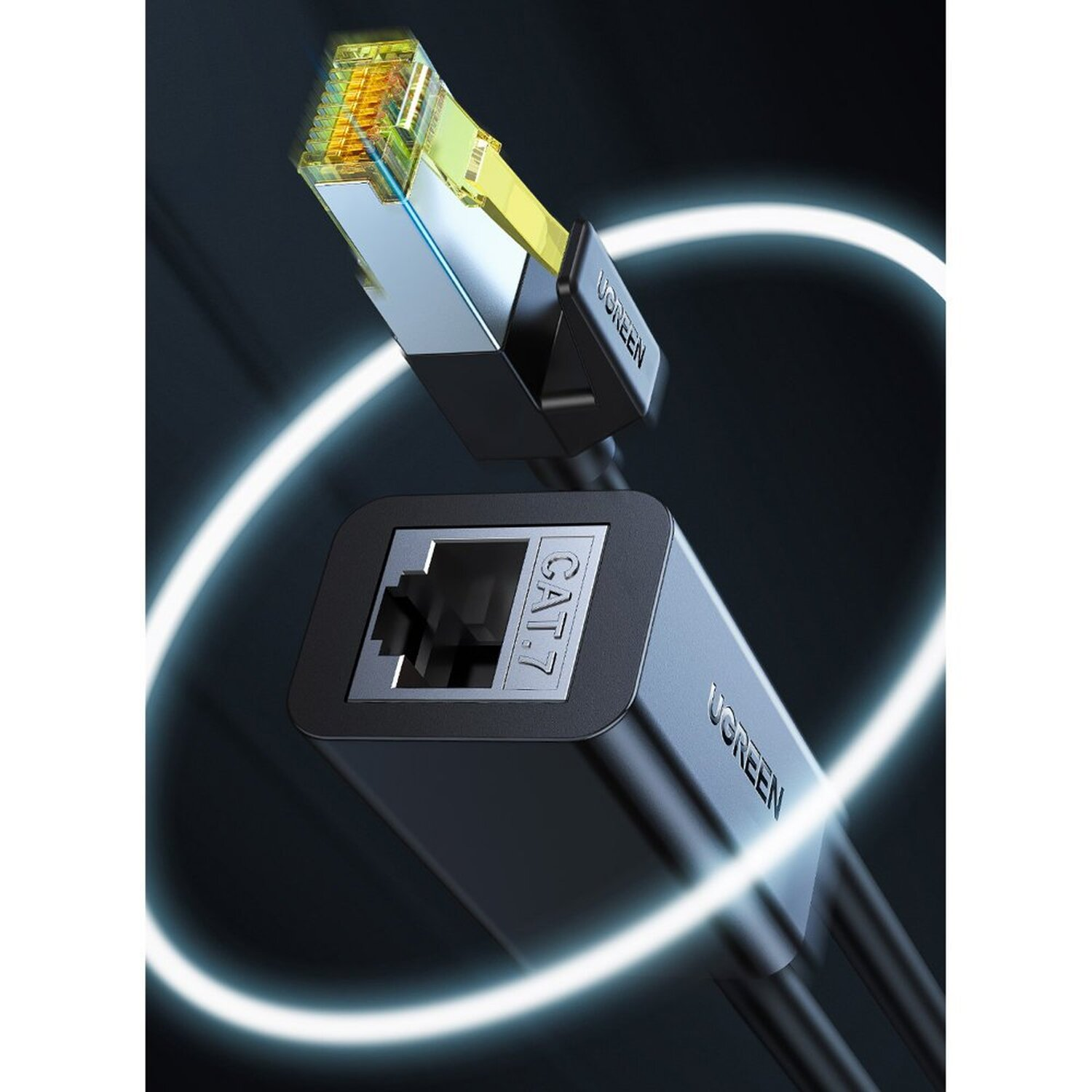 Ethernet-Kabelanschluss. Schwarz und grau. UGREEN-Logo sichtbar. Dunkler Hintergrund.