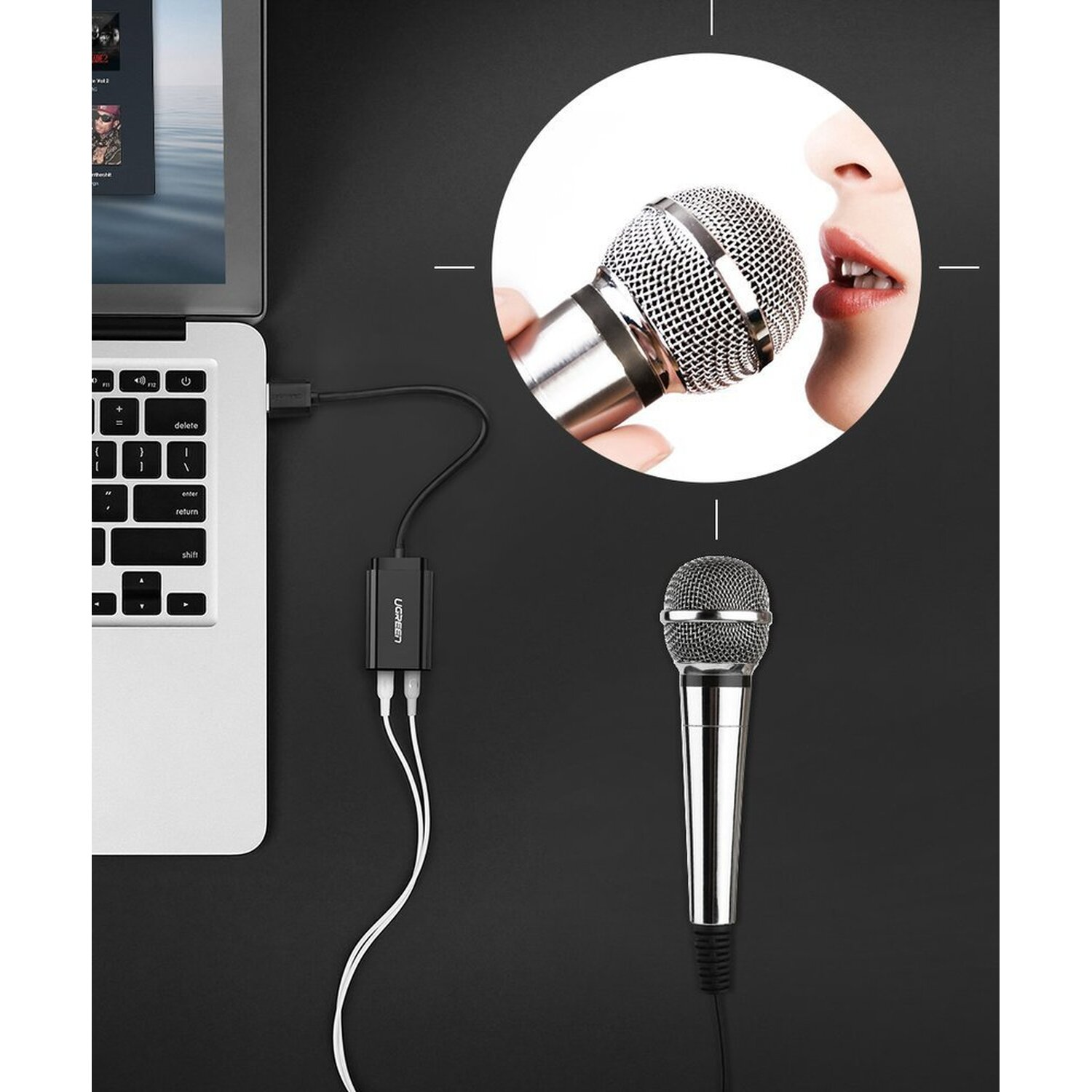 Mikrofon, kobieta mówiąca do niego i laptop. Czarne tło.