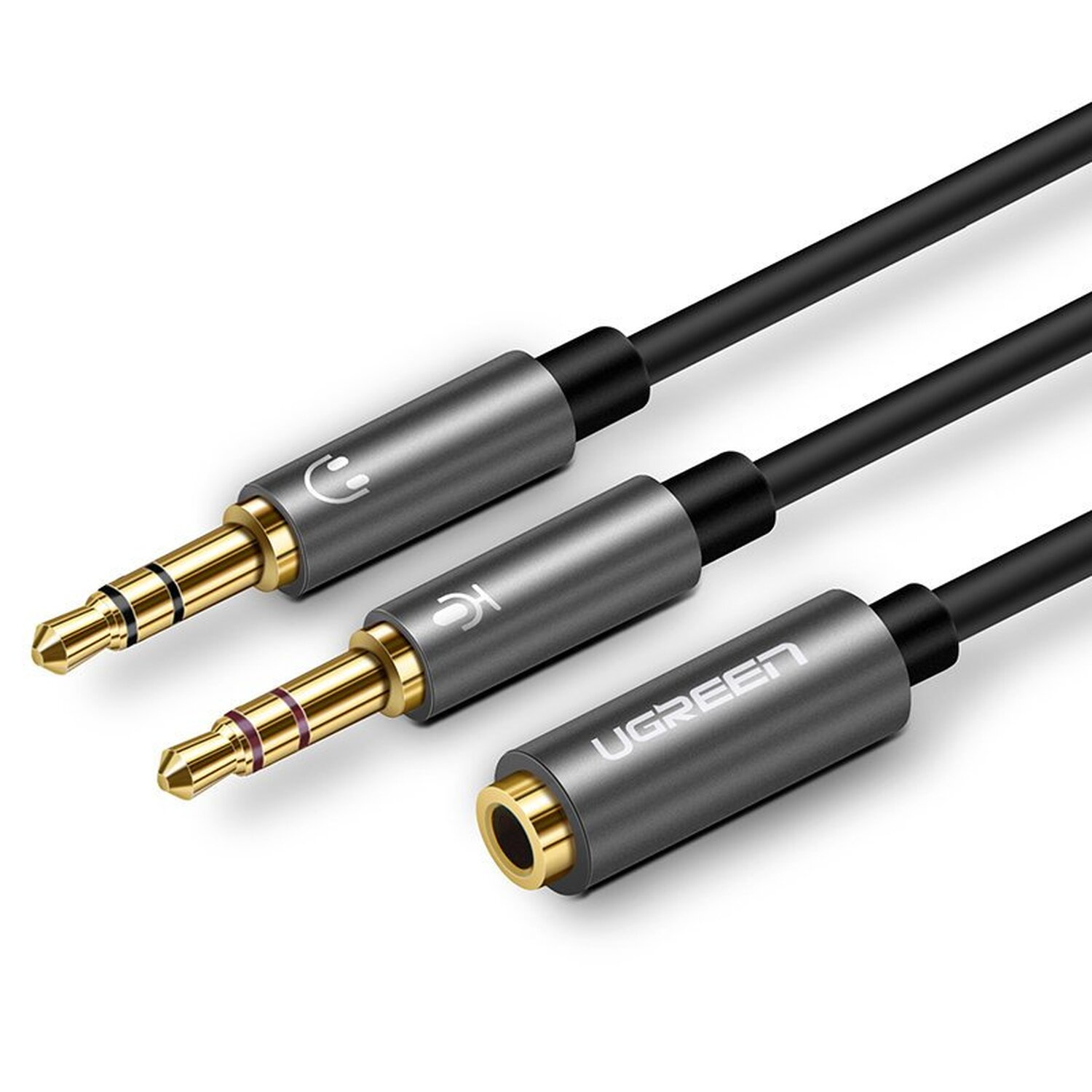 Trzy kable audio, każdy ze złotym złączem i czarnym kablem. UGREEN znajduje się na końcu.