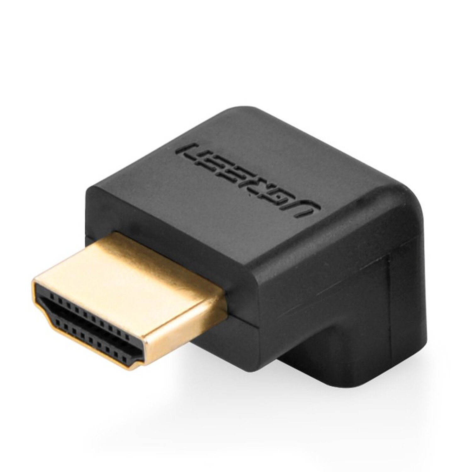 Czarny kątowy adapter HDMI ze złotymi złączami, białe tło.