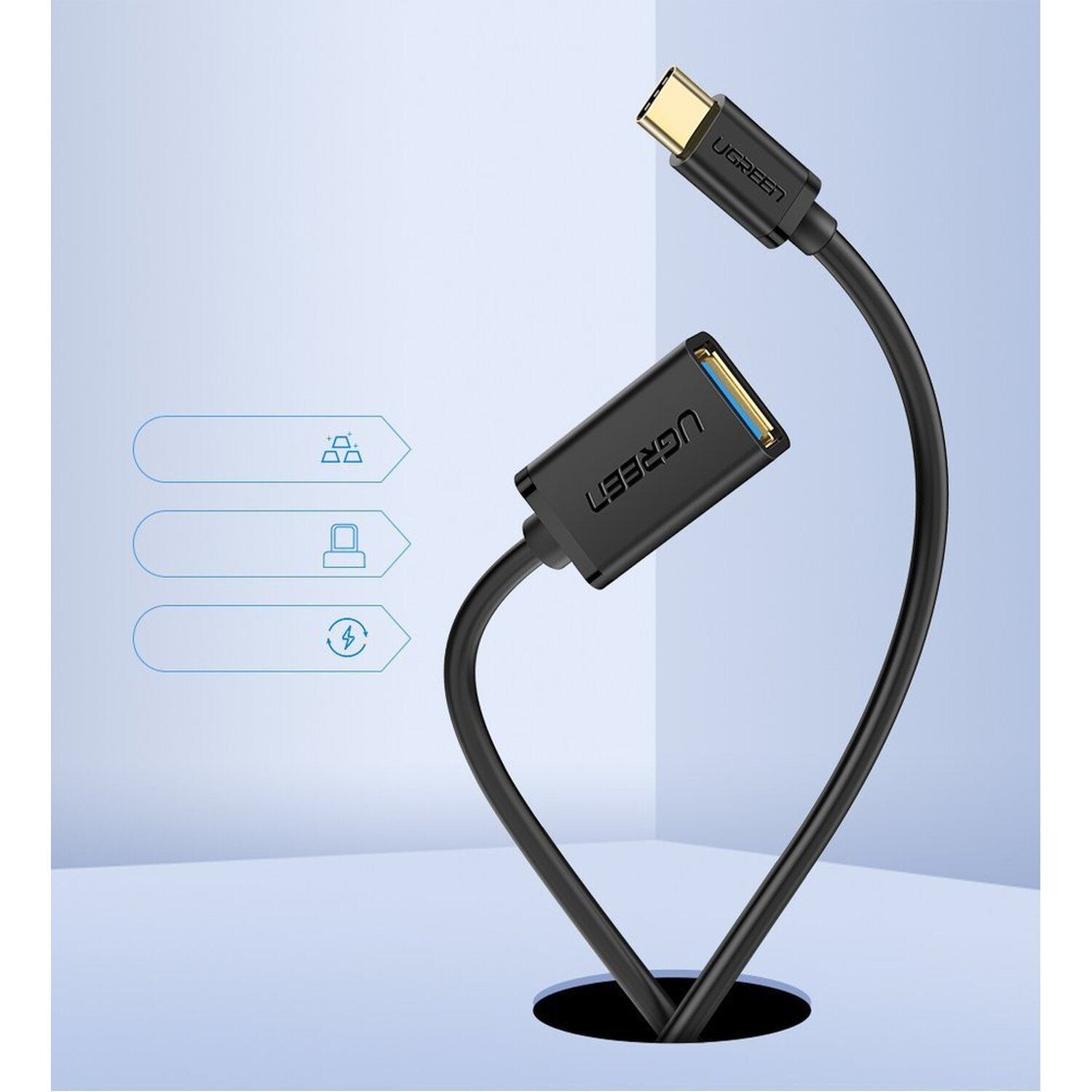 Ein schwarzes UGREEN-Kabel mit einem goldenen und blauen Stecker. Es befindet sich auf blauem und weißem Hintergrund.