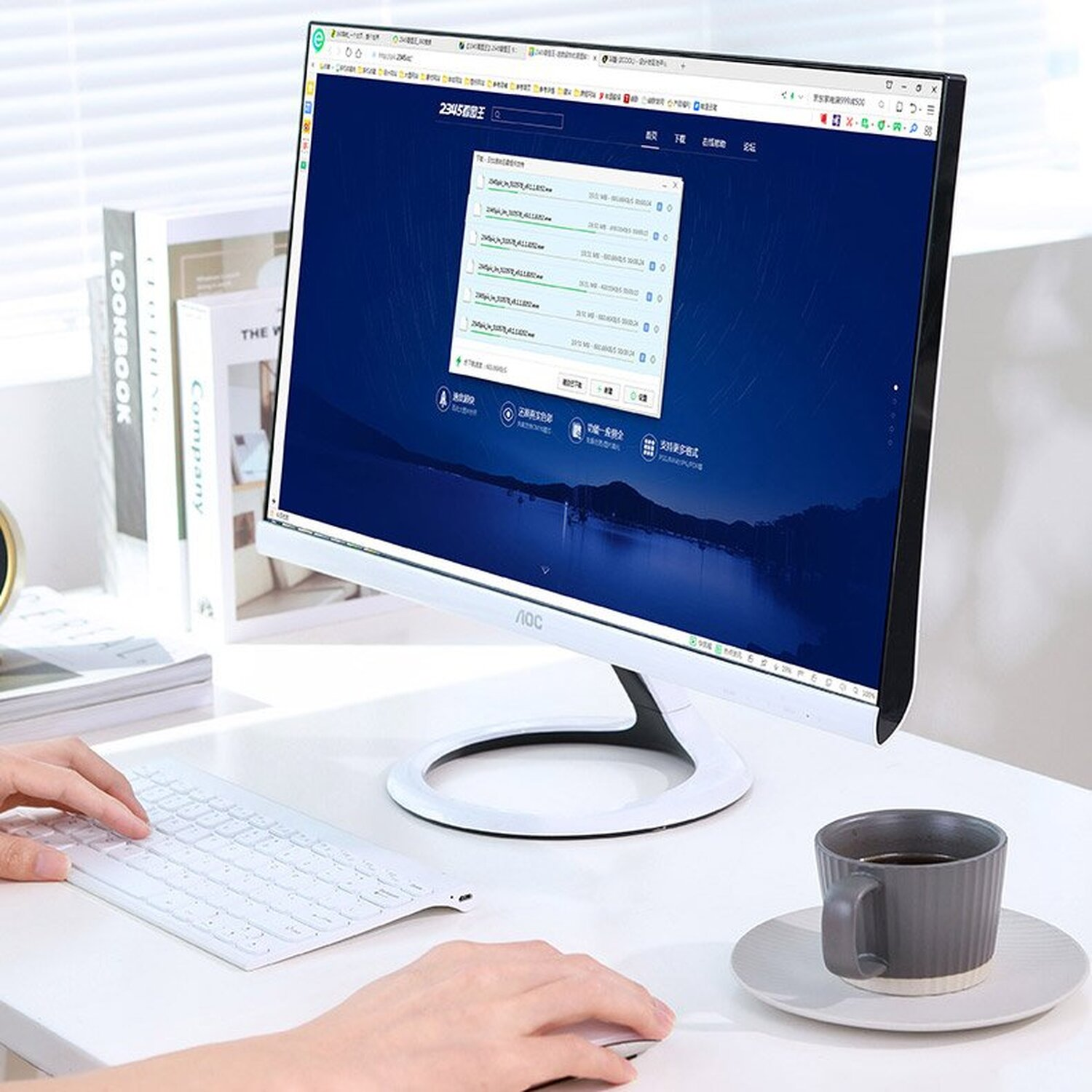 Ein weißer Monitor zeigt eine Webseite. Tastatur und Kaffeetasse auf dem Schreibtisch.