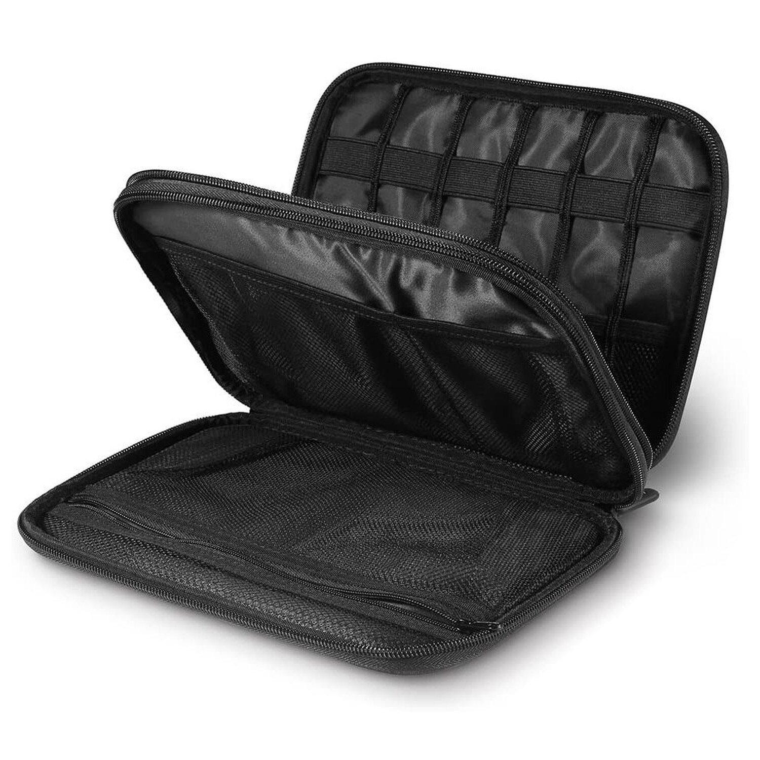 Schwarze Reißverschluss-Reisetasche, offen. Die Tasche hat mehrere Fächer und Gummibänder. Weißer Hintergrund.