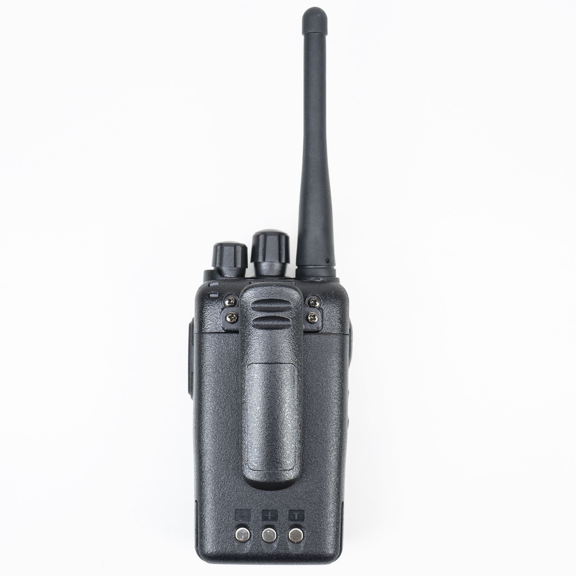 Ein schwarzes Funkgerät mit Antenne, Lautstärkereglern und Gürtelclip, auf Weiß.