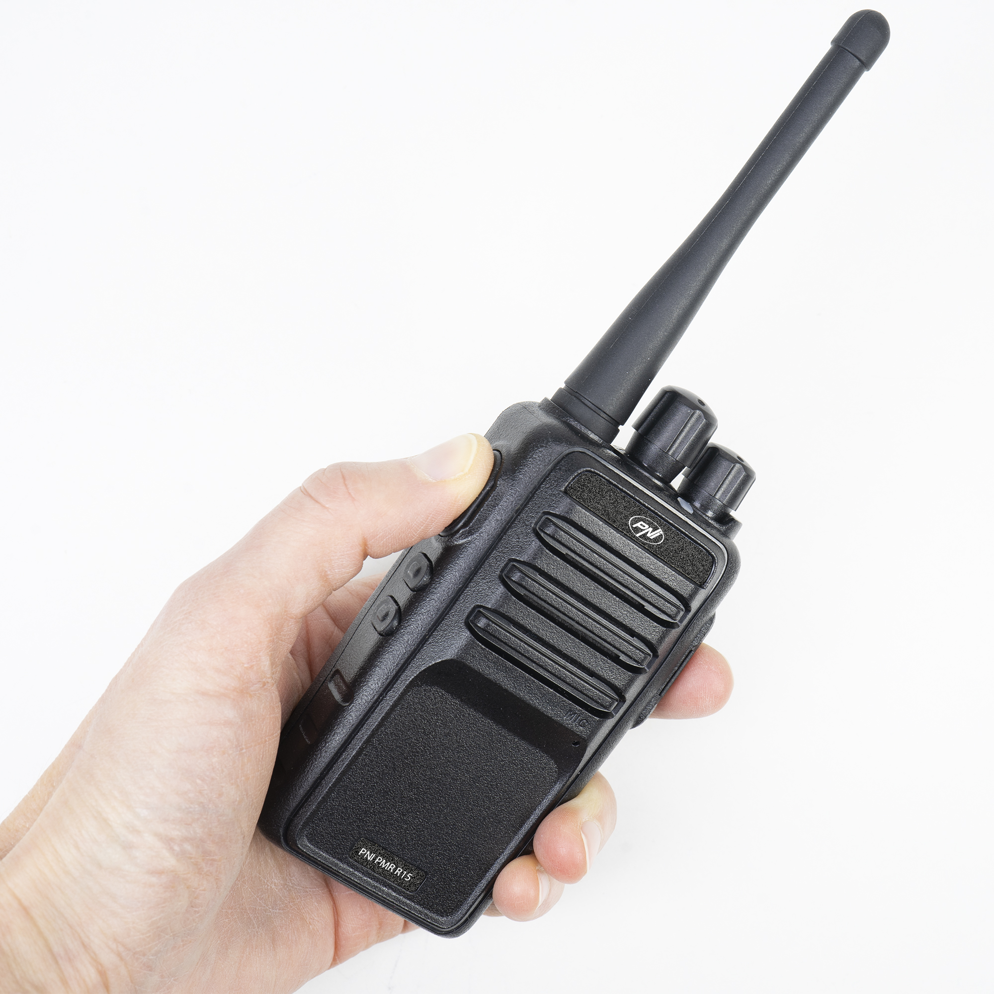 Hand hält ein schwarzes Walkie-Talkie mit Antenne, weißer Hintergrund.