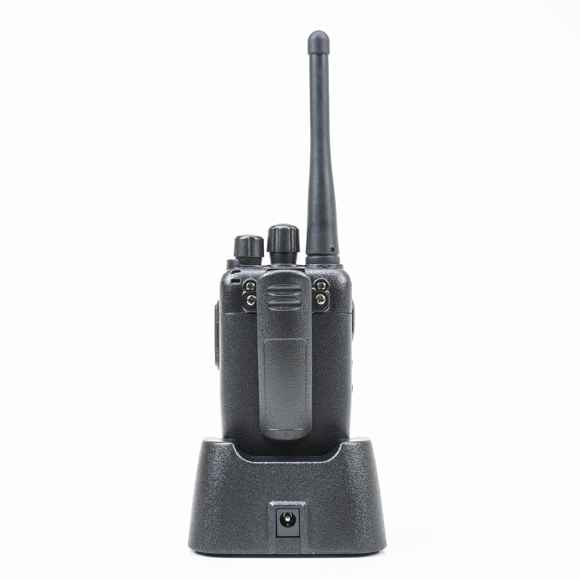 Schwarzes Funkgerät auf Ladestation. Mit Antenne und Knöpfen.