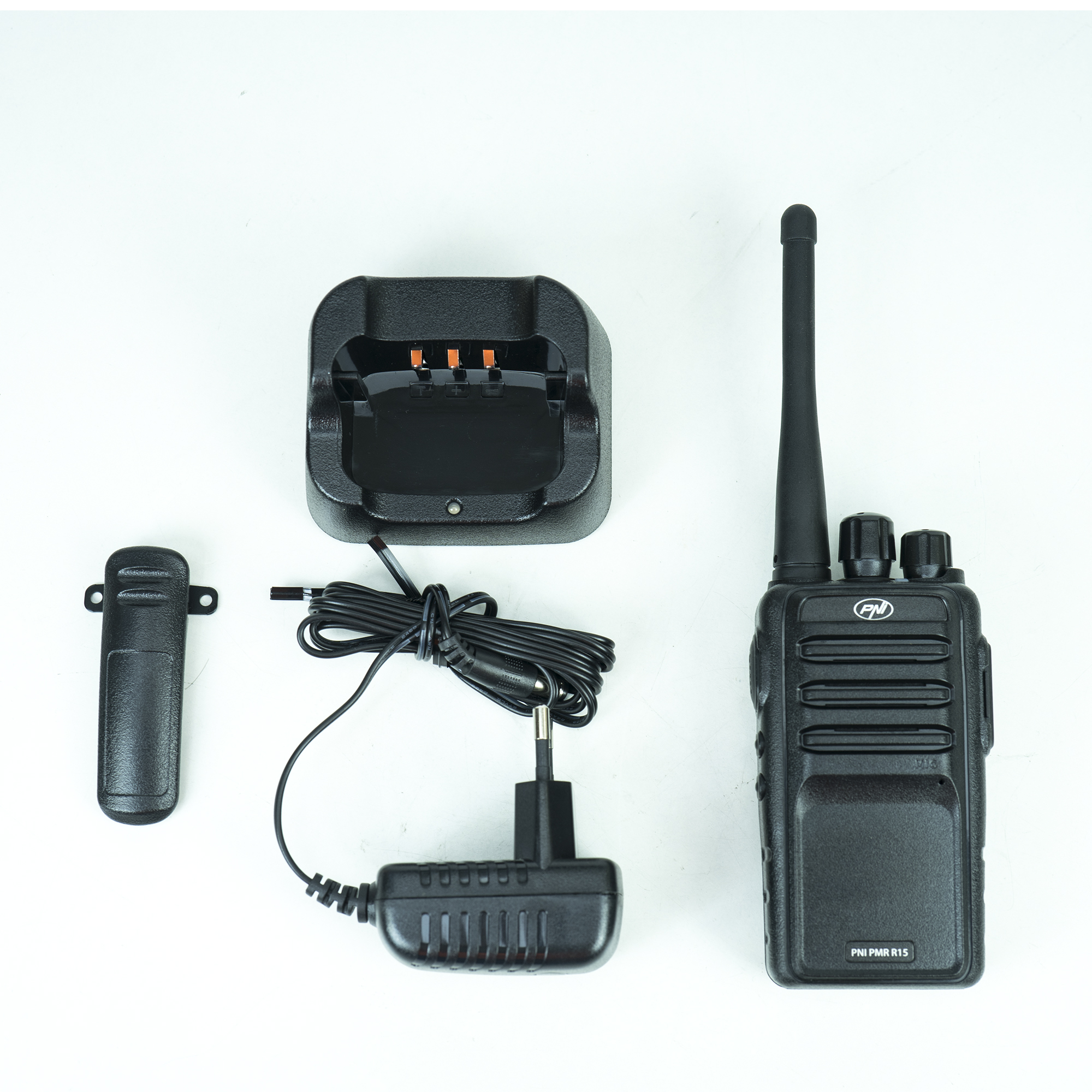 Schwarzes Walkie-Talkie-Set mit Ladegerät, Netzteil und Mikrofon.