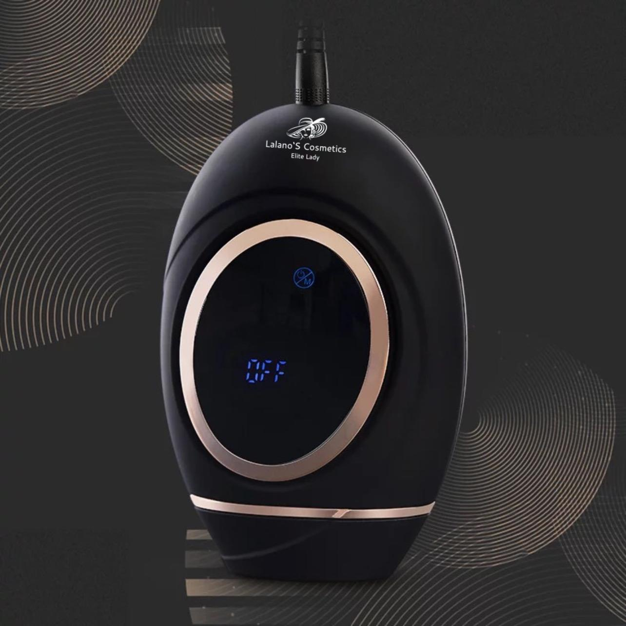 Czarne urządzenie kosmetyczne z wyświetlaczem pokazującym 'OFF' i złotymi akcentami.