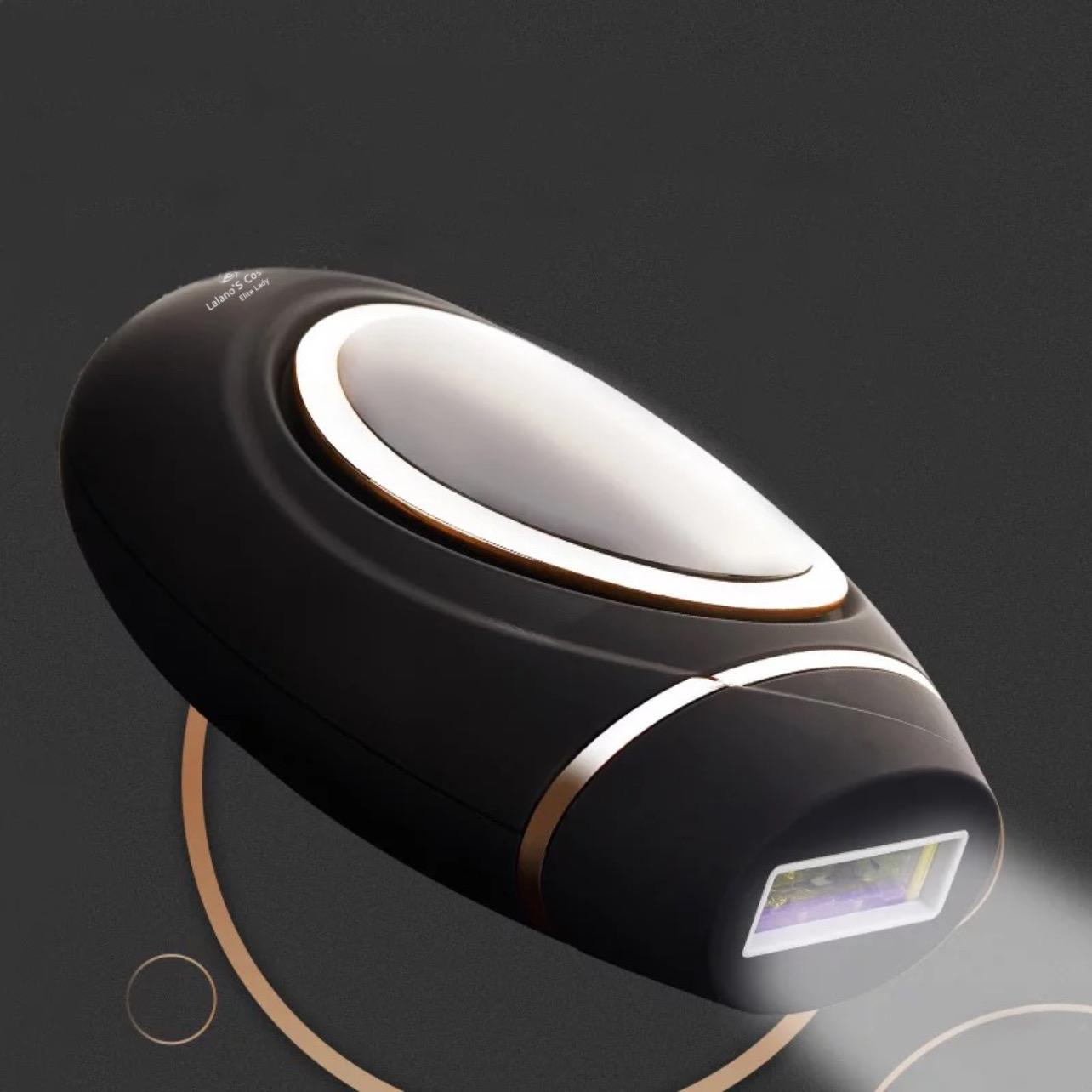 Czarne urządzenie do usuwania włosów ze złotymi akcentami. Zakończenie emituje światło.