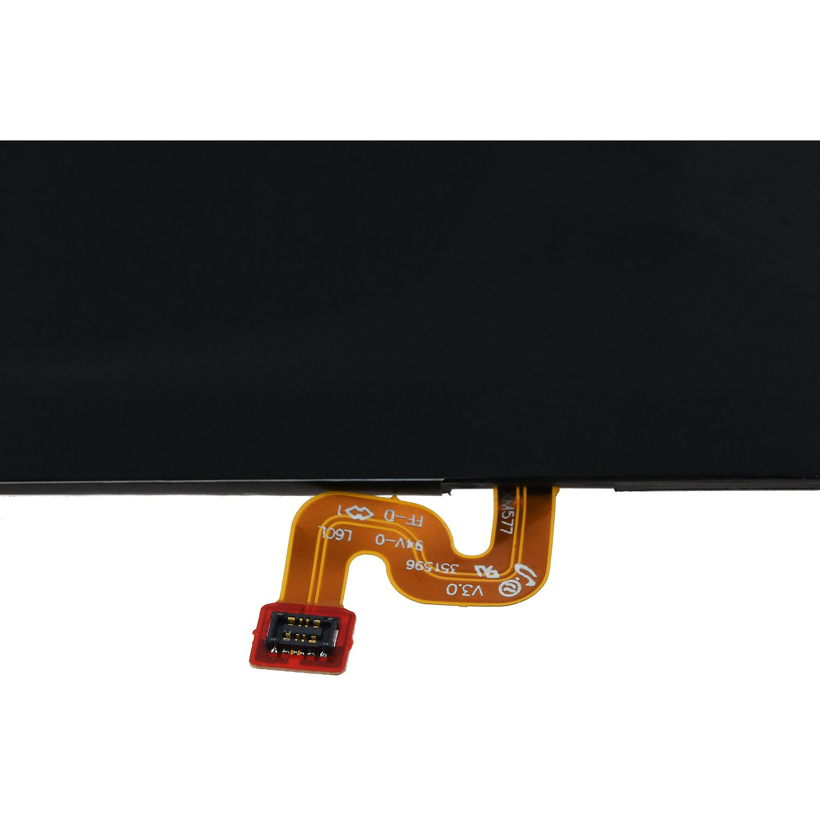 Un cable flexible con un conector negro y una pantalla negra. Fondo negro.