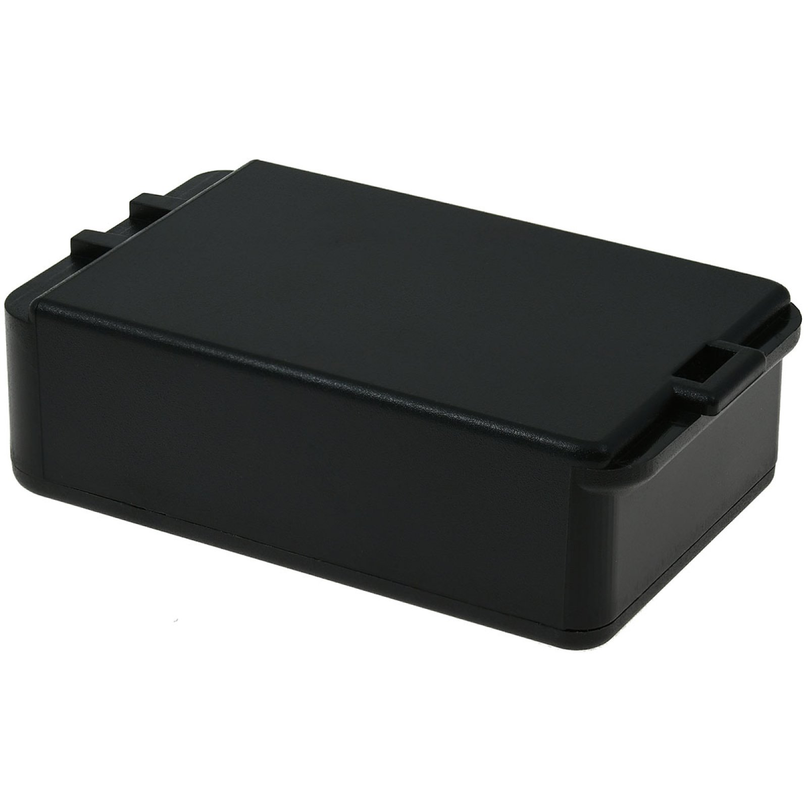 Una caja de plástico rectangular negra con tapa. Es un recipiente sólido y opaco con un diseño simple.